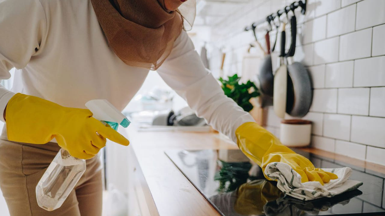 వండే సమయంలో కిందపడిన నూనె, ఆవిరి ద్వారా అల్మారాలకు అంటిన  జిడ్డు ధూళిని తరచుగా శుభ్రం చేయనందున దట్టంగా పేరుకుపోతుంది. ఇలాంటి మరకలను వదిలించాలంటే గోరువెచ్చని నీటిలో వెనిగర్ కలిపిన మిశ్రమాన్ని ఉపయోగించాలి. ఆ తరువాత చిన్నపాటి టిష్యూ లేదా పొడిబట్టతో శుభ్రం చేయడం వల్ల దట్టంగా పేరుకున్న మరకలు తొలిగిపోతాయి.