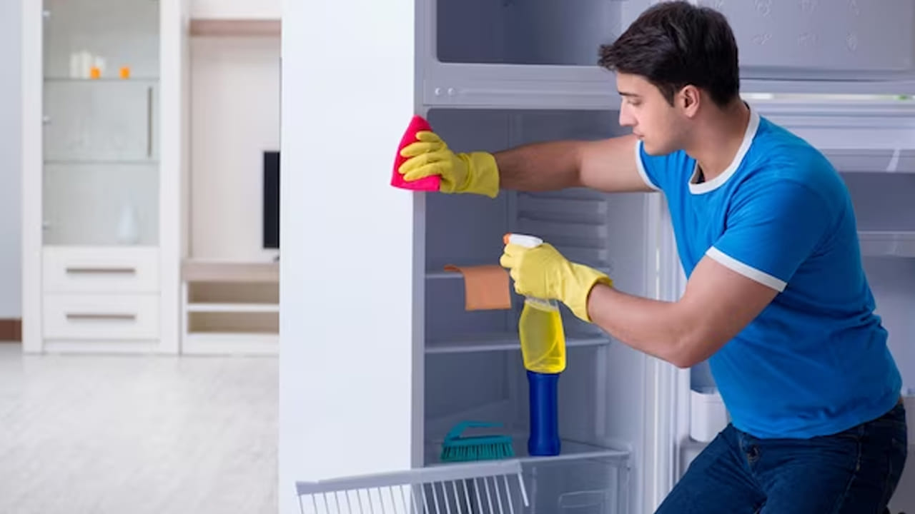 నిత్యం ఉపయోగించే కొన్ని పాలు, కూరగాయలు ఎక్కువ కాలం నిలువ ఉండాలంటే ఫ్రిజ్‌ పాత్ర కీలకం. ఇందులో వండిన పదార్థాలు కూడా పెడుతూ ఉంటాం. ఇందులో పాడైన వాటిని అందులో నుంచి తీసేసి అక్కడ పేరుకున్న మరకలను గోరు వెచ్చని నీటితో శుభ్ర చేయాలి. ఫ్రిజ్ బయటి తలుపుల కోసం మీకు నచ్చిన క్లీనింగ్ లిక్విడ్‌ని ఉపయోగించవచ్చు. అది ఫ్రిజ్‌కి చక్కని మెరుపును కొత్తగా కనిపించేలా చేస్తుంది.