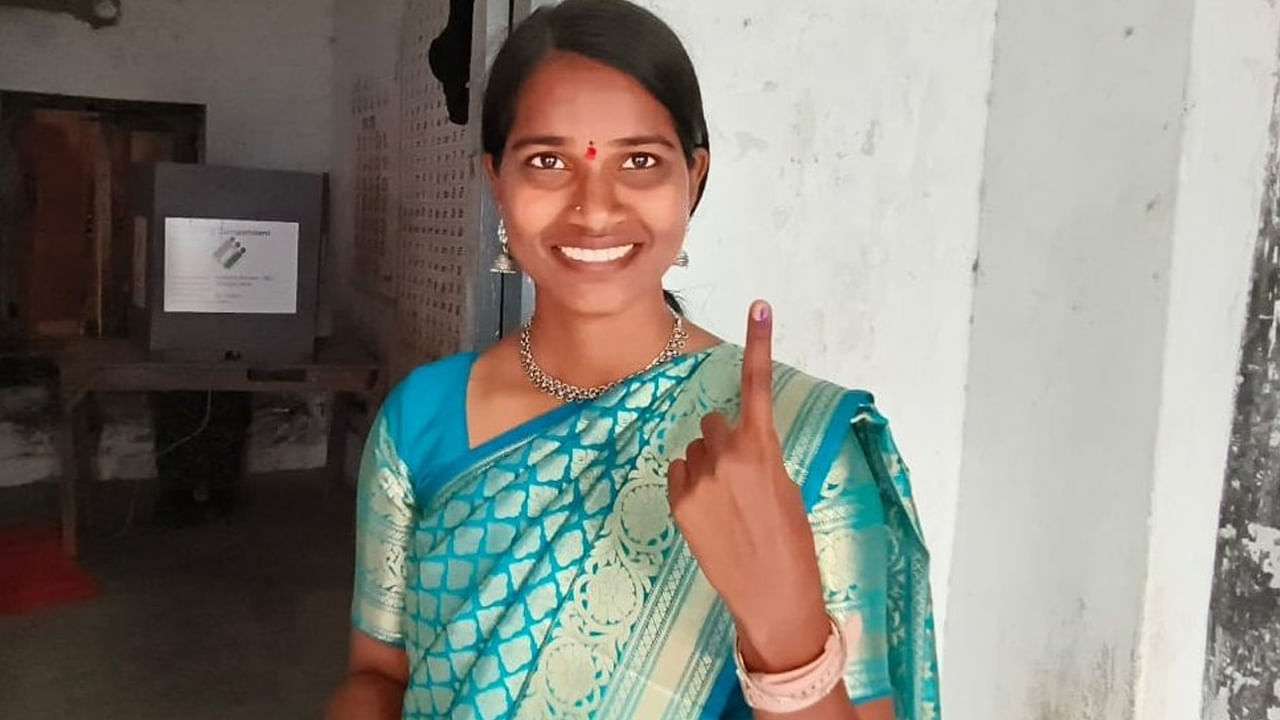 ఇక సోషల్ మీడియా సెలబ్రిటీ, కోల్హాపూర్ నియోజక వర్గ ఇండిపెండెంట్ అభ్యర్థి  పెద్ద కొత్తపల్లి మండలం మరికల్ గ్రామంలో ఓటు వేశారు. 