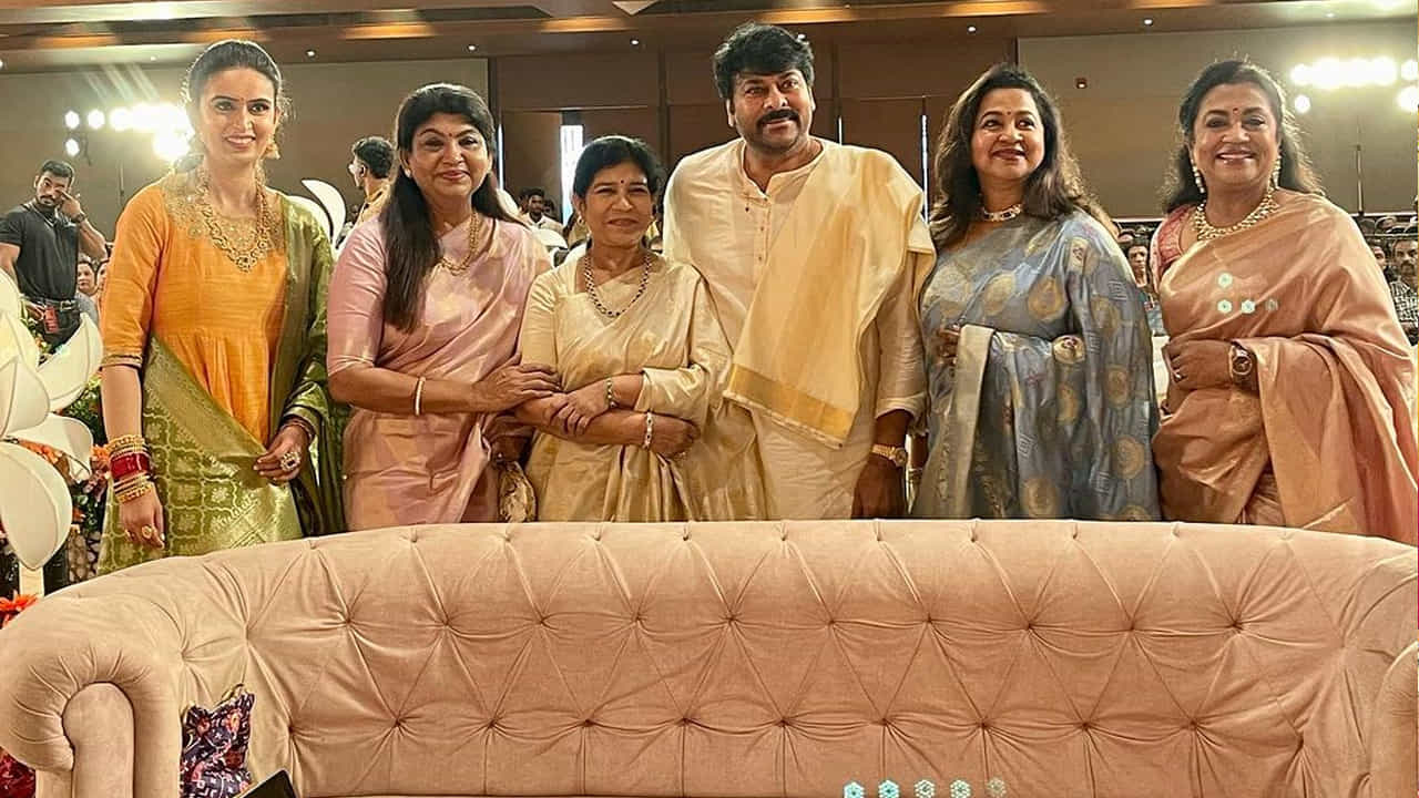 అలనాటి అందాల తార రాధ కుమార్తె ప్రముఖ హీరోయిన్ కార్తీక నాయర్ మూడు ముళ్ల బంధంలోకి అడుగుపెట్టింది. ఆదివారం (నవంబర్ 19)న ఉదయం రోహిత్ మేనన్తో కలిసి ఆమె ఏడడుగులు నడిచింది. కేరళలోని తిరువనంతపురంలోని ఓ ప్రైవేట్ కన్వెన్షన్ సెంటర్లో వీరి వివాహం అంగరంగ వైభవంగా జరిగింది.