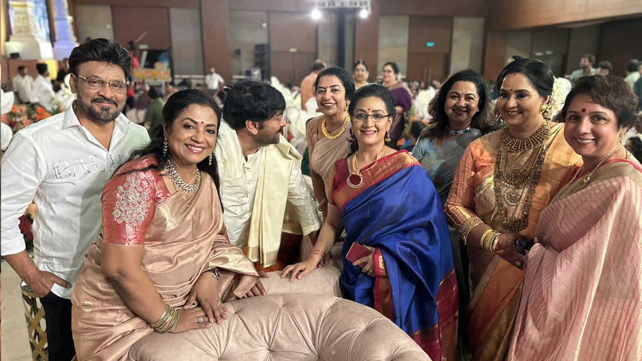 మెగాస్టార్ చిరంజీవి, సురేఖ దంపతులు కార్తీక పెళ్లితో స్పెషల్ అట్రాక్షన్గా నిలిచారు. అలాగే సీనియర్ హీరోయిన్స్ రాధిక , సుహాసిని, రేవతి, మేనక కూడా సందడి చేశారు.
