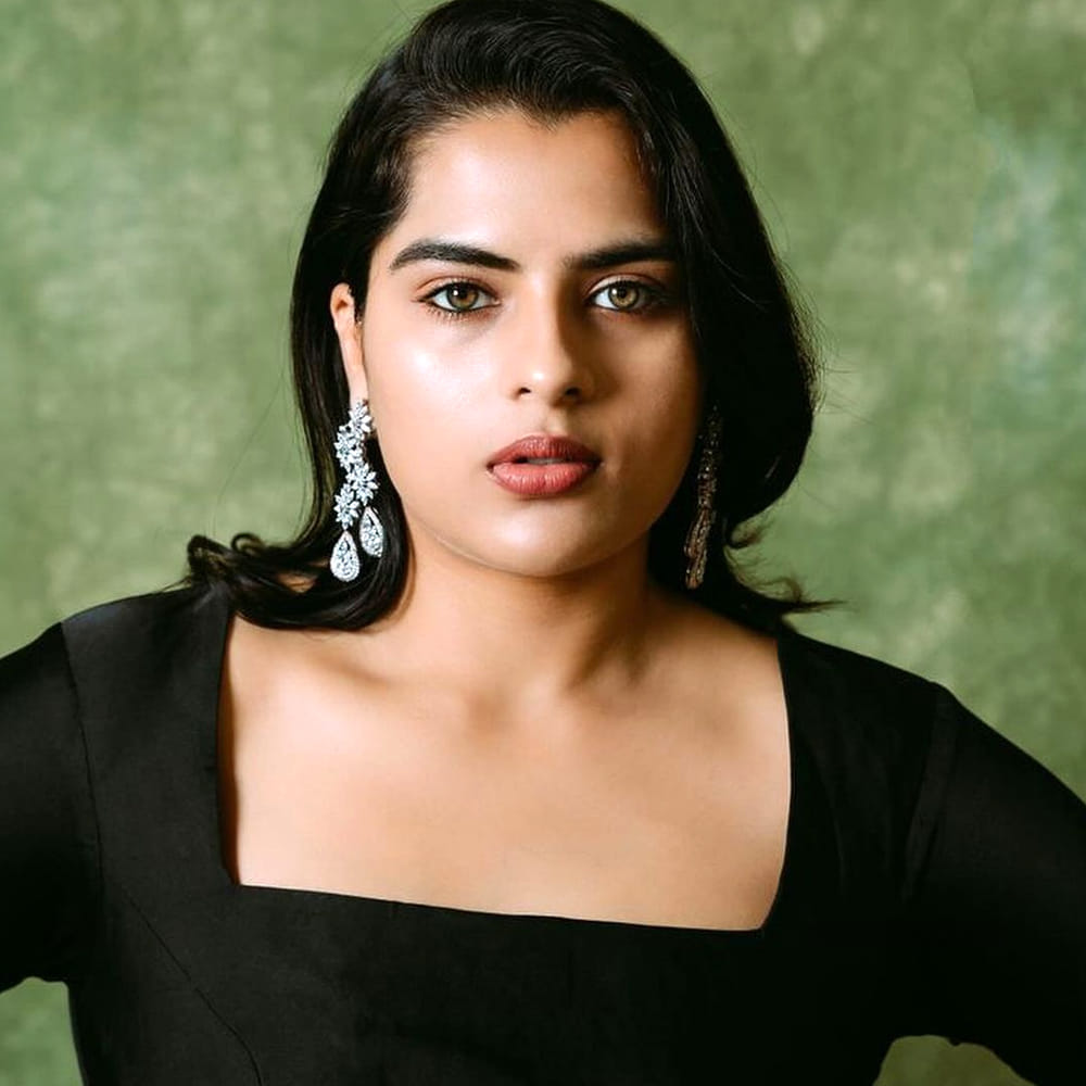 ఇక ఈ చిన్నదానికి ప్రస్తుతం  వరుస సినిమాలతో దూసుకుపోతుంది. ఈ చిన్నదానికి క్రేజీ ఆఫర్స్ వస్తున్నాయని తెలుస్తోంది. 