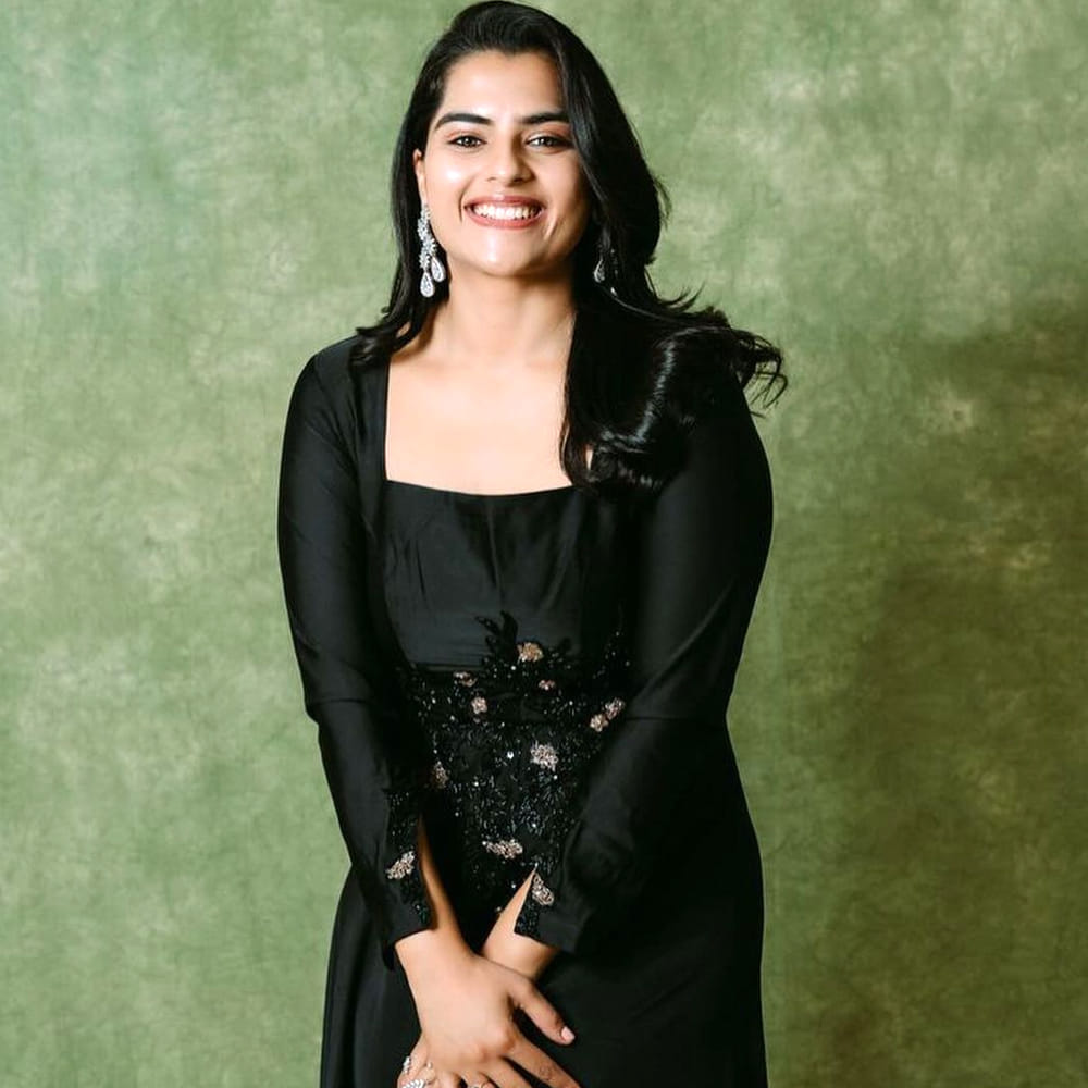 ఇక ఇప్పుడు హీరోయిన్ గా సినిమాలు చేస్తుంది కావ్య కళ్యాణ్ రామ్. మసూద సినిమాతో హీరోయిన్ గా పరిచయం అయ్యింది కావ్య. 