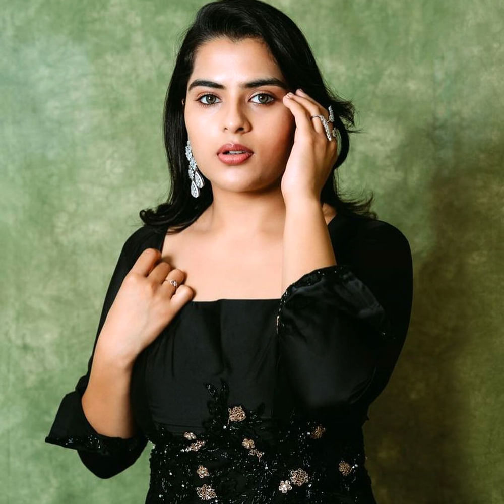 ఆతర్వాత కమెడియన్ వేణు దర్శకత్వం వహించిన బలగం సినిమాలో నటించి మెప్పించింది కావ్య కళ్యాణ్ రామ్. 