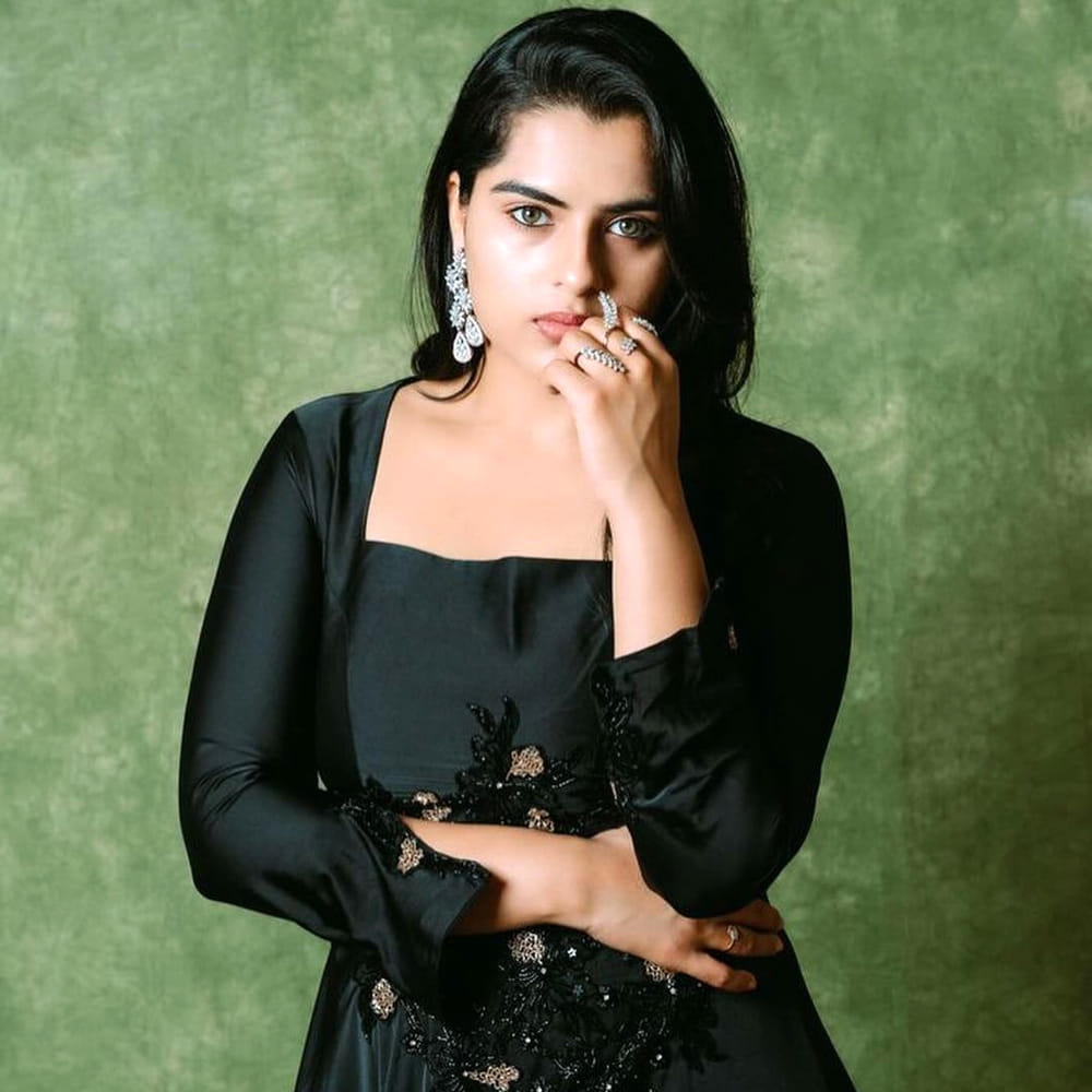 తాజాగా కావ్య కళ్యాణ్ రామ్ సోషల్ మీడియాలో కొన్ని ఫోటోలు షేర్ చేసింది. బ్లాక్ కలర్ డ్రస్ లో అదిరిపోయే ఫోటోలు షేర్ చేసింది ఈ చిన్నది. 