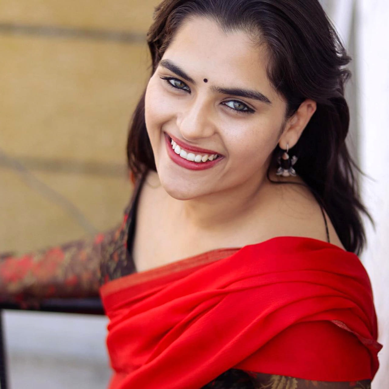 చైల్డ్ ఆర్టిస్ట్ గా పలు సినిమాలు చేసి ప్రేక్షకులను ఆకట్టుకుంది కావ్య కళ్యాణ్ రామ్. చాలా సినిమాల్లో చైల్డ్ ఆర్టిస్ట్ గా నటించింది. 