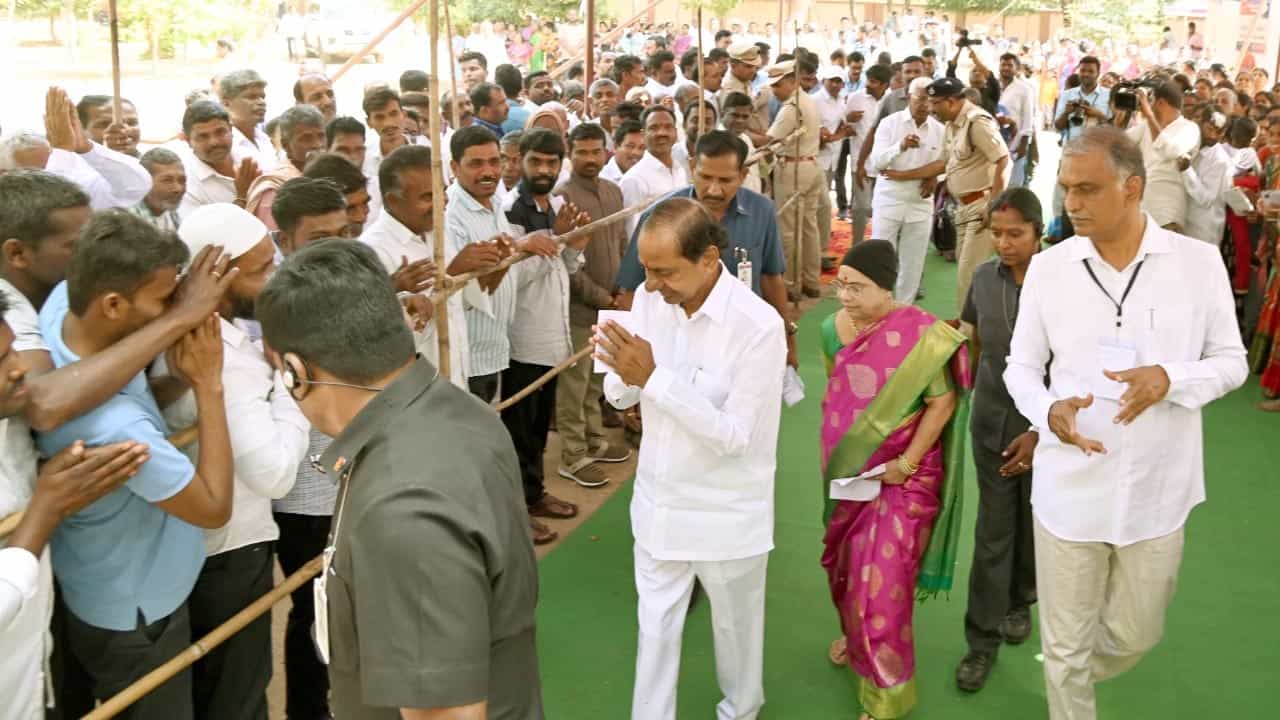 ముఖ్యమంత్రి కేసీఆర్ ఓటు వేశాక ఓటర్లకు నమస్కారం చేస్తూ వెళ్లిపోతున్న దృశ్యం. ఆయనతో పాటు మంత్రి హరీష్ రావు కూడా ఉన్నారు.