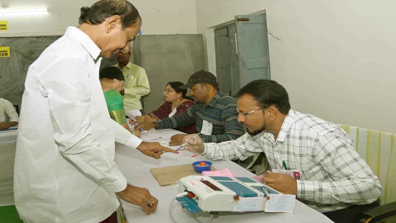 ఓటు వేసేందుకు చింతమడక వచ్చిన సీఎం కేసీఆర్