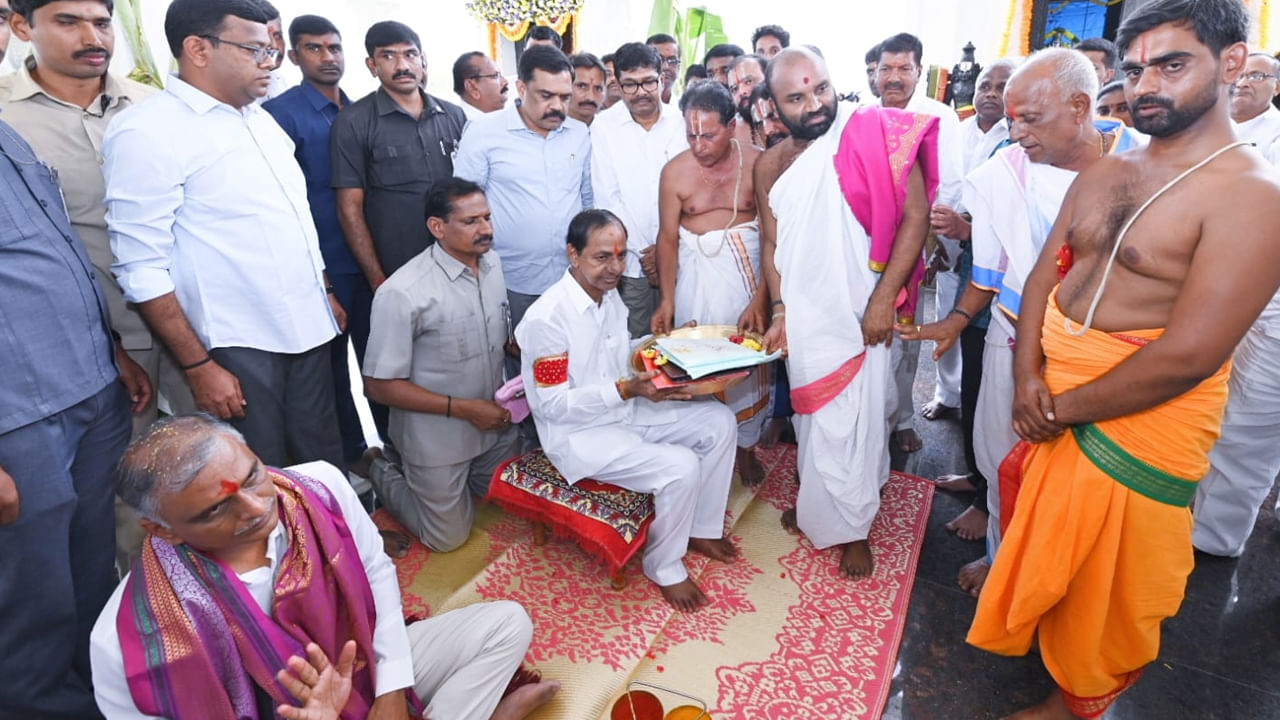 CM KCR performed special pooja for nomination papers