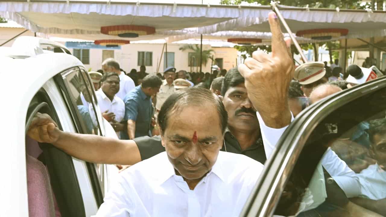 ఓటు హక్కును వినియోగించుకున్న తర్వాత వేలిని ఓటర్లకు చూపిస్తున్న కేసీఆర్