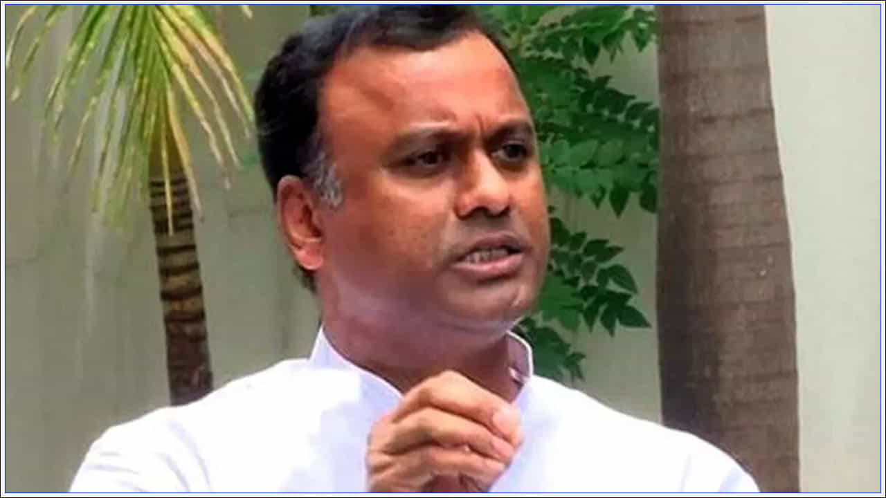 ఇక మూడో స్థానంలో మునుగోడు నియోజకవర్గ కాంగ్రెస్ అభ్యర్ది కోమటిరెడ్డి రాజగోపాల్రెడ్డి నిలిచారు. రాజగోపాల్ రెడ్డి ఆస్తుల విలువ రూ. 458.37 కోట్లు గా ప్రకటించారు. గతంలో పోటీ చేసిన సమయానికి కంటే ఆయన ఆస్తుల విలువ బాగా పెరిగాయి. మునుగోడు నుంచి అసెంబ్లీ ఎన్నికల్లో పోటీ చేస్తున్నప్పుడు రూ. 314 కోట్ల ఆస్తులను ప్రకటించినప్పటి నుంచి 2018 నుంచి ఆయన నికర విలువ 45 శాతానికి పైగా పెరిగింది.