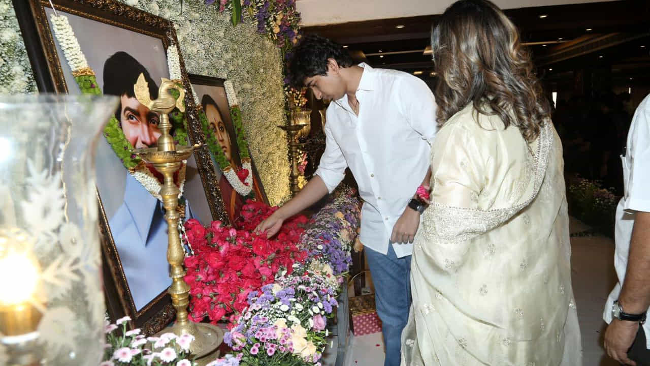 మహేష్ బాబు కుమారుడు గౌతమ్ తన తాత సూపర్ స్టార్ కృష్ణకు నివాళులు అర్పించారు.
