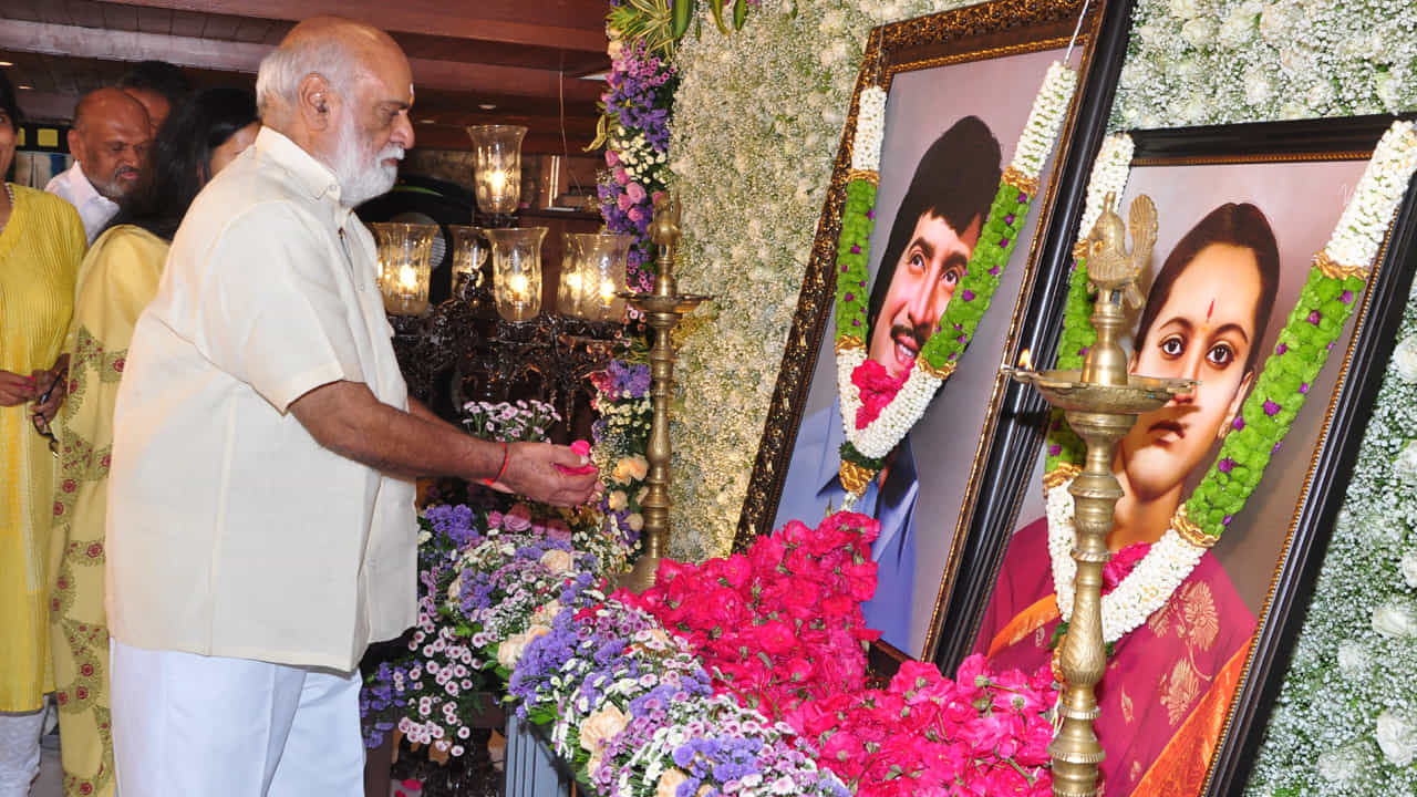 దర్శకేంద్రుడు రాఘవేంద్రరావు కృష్ణకు నివాళులు అర్పించారు.