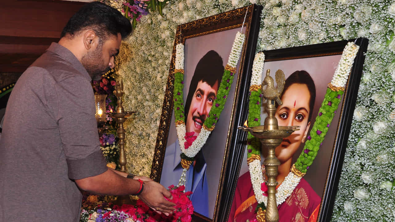 దర్శకుడు వంశీ పైడిపల్లి స్టార్ కృష్ణకు నివాళులు అర్పించారు.