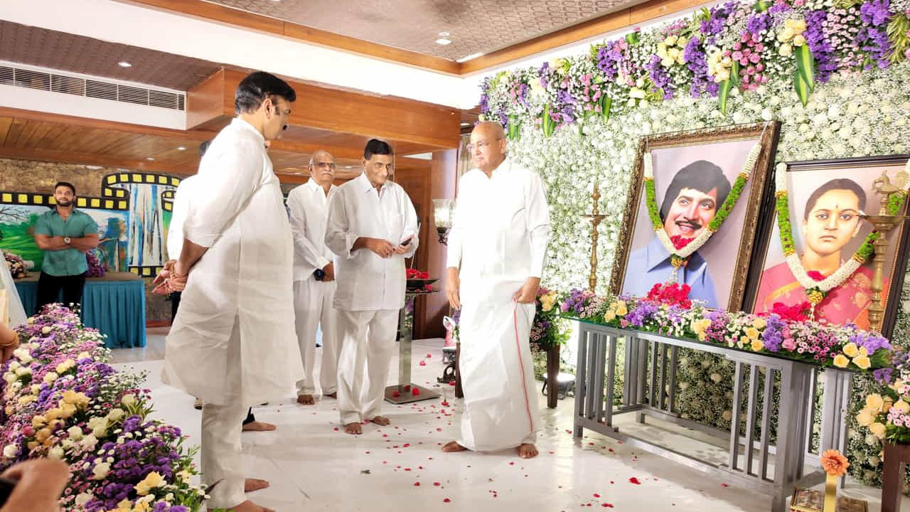 మాజీ ఉపరాష్ట్రపతి వెంకయ్య నాయుడు కృష్ణకు నివాళులు అర్పించారు.