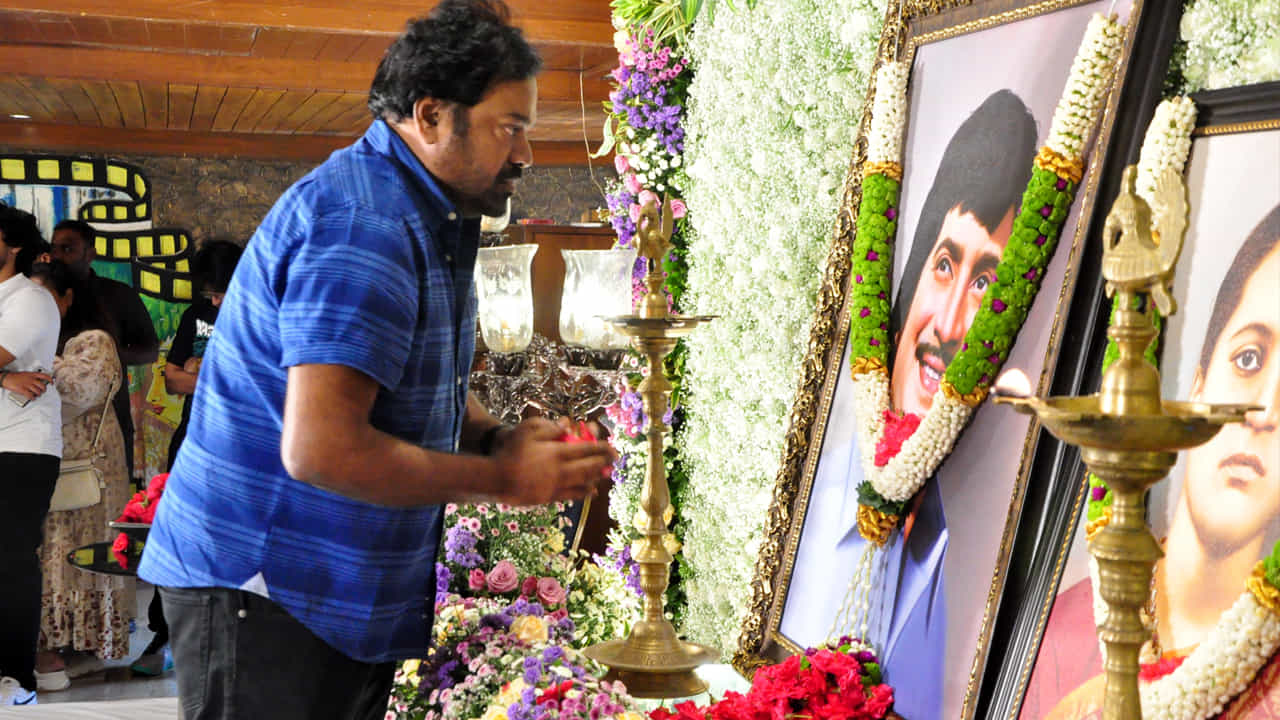 దర్శకుడు మెహర్ రమేష్ కృష్ణ నివాళులు అర్పించారు.