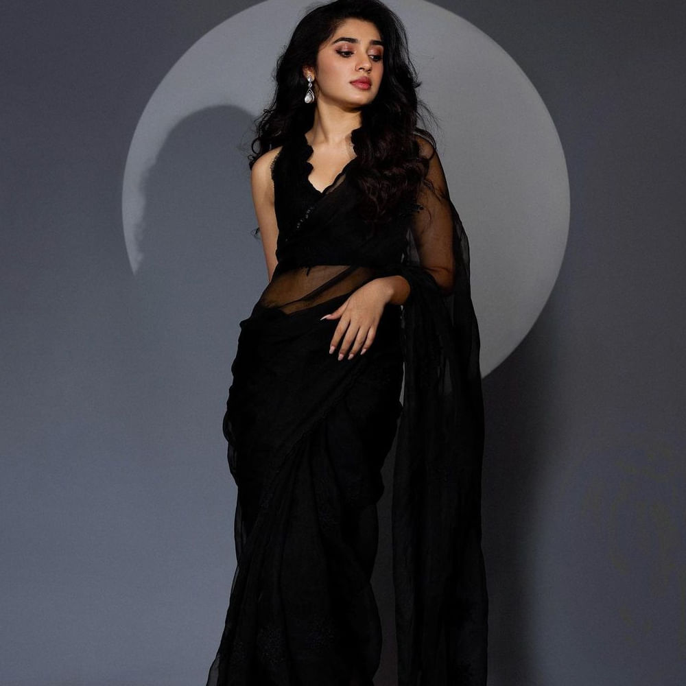 దీంతో ఈ బ్యూటీకి సౌత్ ఇండస్ట్రీలో క్యూ కట్టాయి. బంగార్రాజు, శ్యామ్ సింగరాయ్ సినిమాలతో హిట్స్ అందుకున్నప్పటికీ ఆ తర్వాత ఈ బ్యూటీ నటించిన చిత్రాలు అంతగా ఆకట్టుకోలేకపోయాయి.