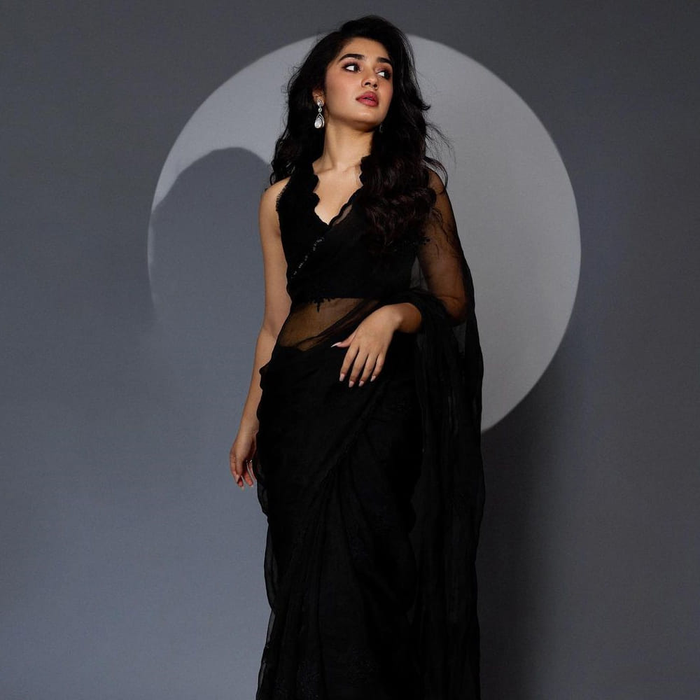 ఇదిలా ఉంటే..గతంలో కృతి ఓ ఇంటర్వ్యూలో ఆసక్తికర కామెంట్స్ చేసింది. తన చిన్నప్పుడే ఆమె రూ.100 లేదా 150 సంపాదించినట్లుగా చెప్పుకొచ్చింది. ఇంతకీ ఏం చేసేదో తెలుసా. 