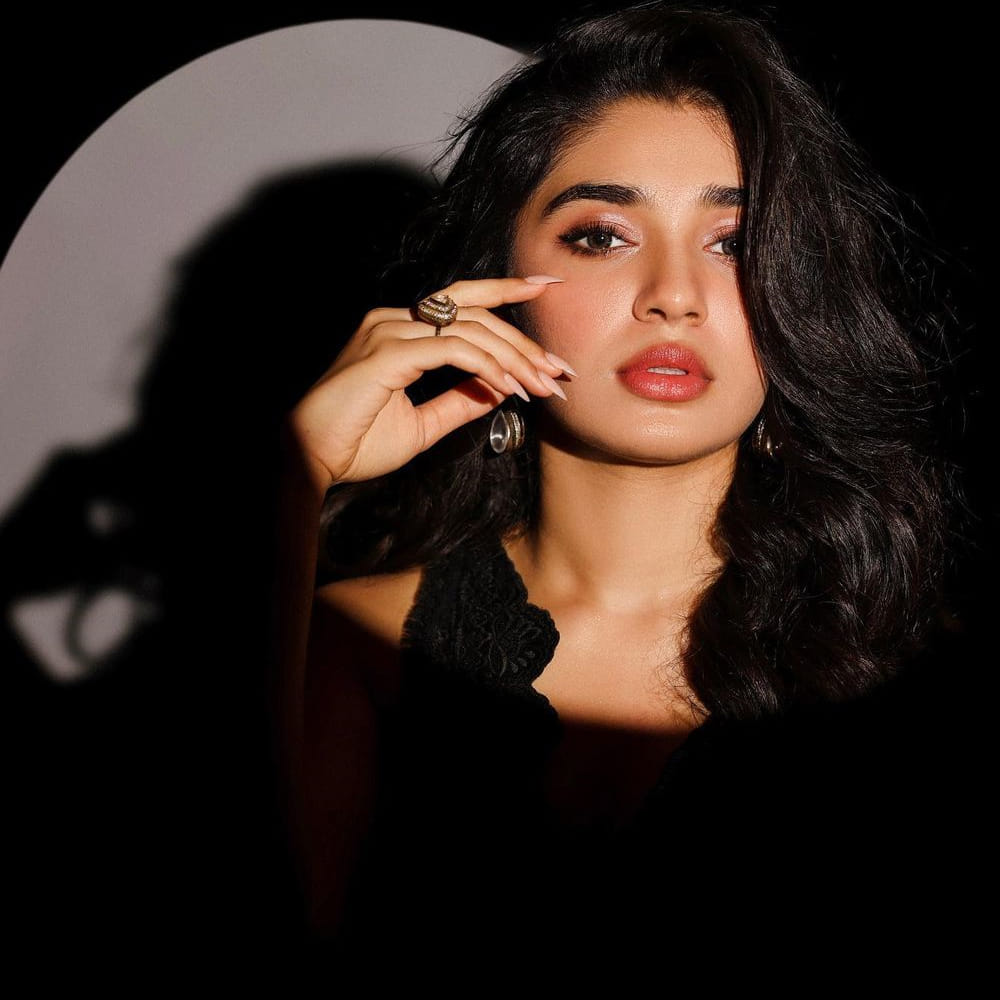 చిన్నప్పుడు వాళ్ల అమ్మ చెప్పిన పనులు చేస్తే తనకు రూ. 100 లేదా 150 పాకెట్ మనీ ఇచ్చేదని.. అదే తన ఫస్ట్ జాబ్ అంటూ ఫన్నీగా చెప్పుకొచ్చింది కృతి . 