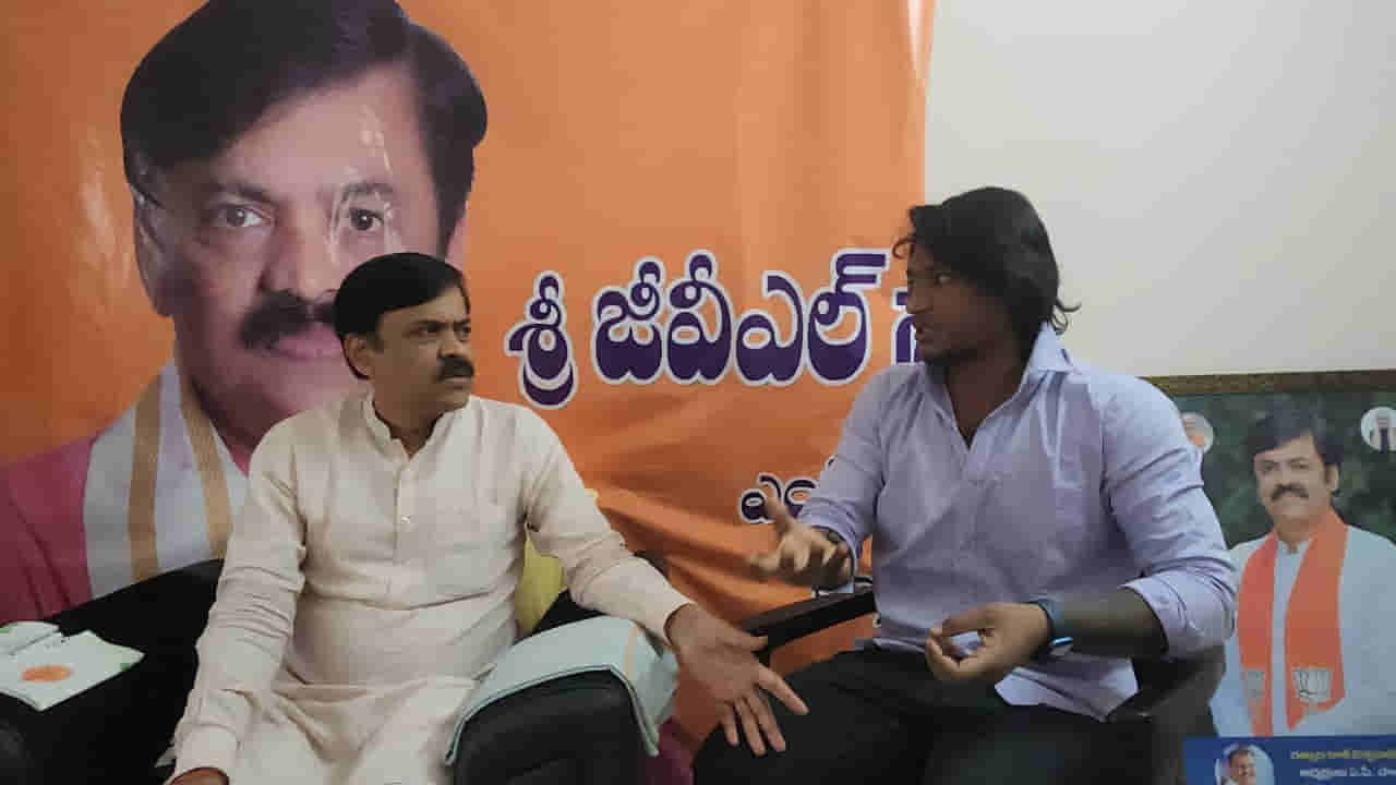 Vizag Fire accident: అకస్మాత్తుగా ఎంపీ జీవీఎల్ పక్కన ప్రత్యక్షమైన లోకల్ బాయ్ నాని.. ఎందుకంటే