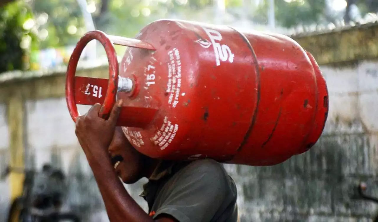 LPG Cylinder Charges: మీరూ గ్యాస్‌ సిలిండర్‌ డెలివరీకి ఛార్జీలు చెల్లిస్తున్నారా? ఈ విషయం తెలుసుకోండి