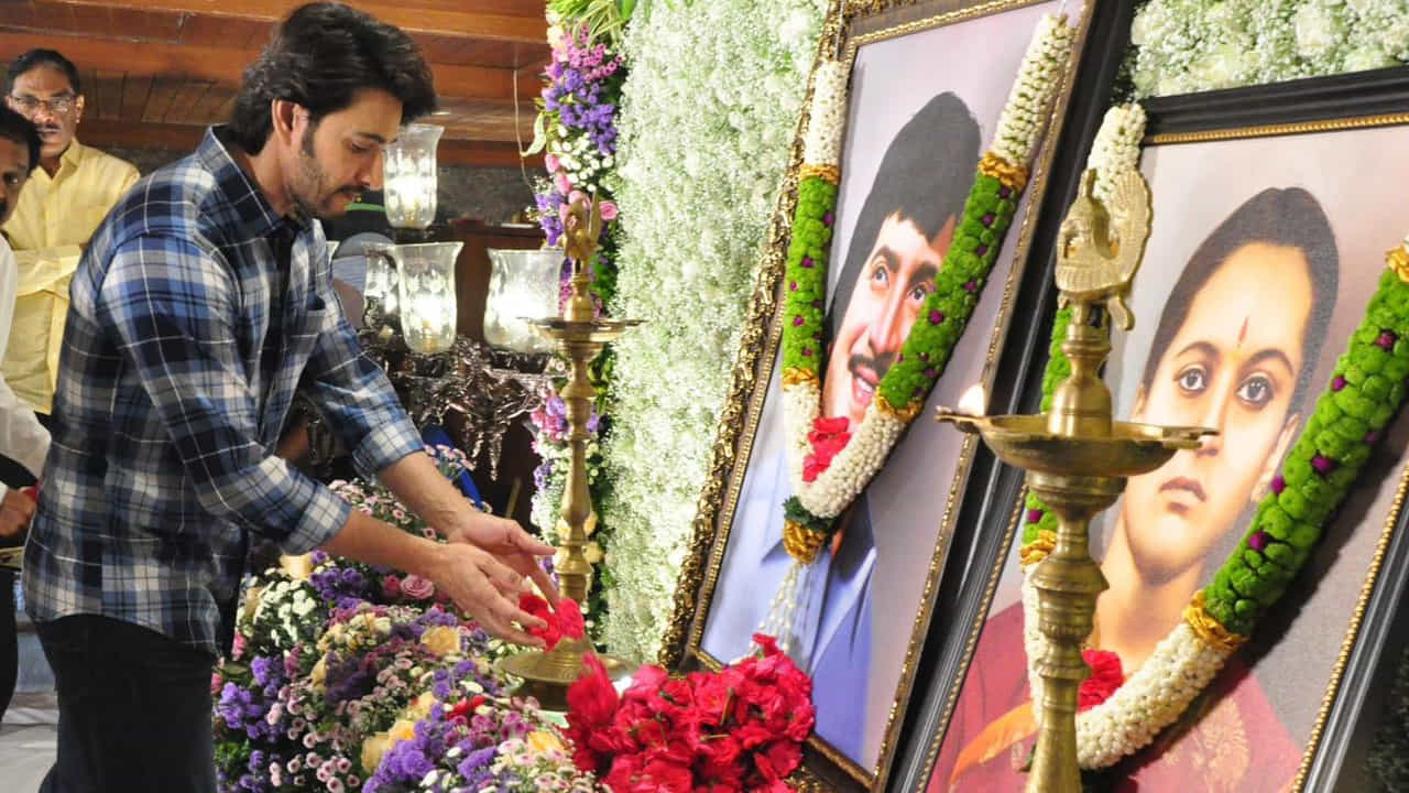 మహేష్ బాబు ఆయన కుటుంబం కృష్ణ ఫొటోకు పూలు సమర్పించి నివాళ్లు అర్పించారు. మహేష్ బాబు బరువెక్కిన గుండెతో తండ్రికి నివాళ్లు అర్పించారు.
