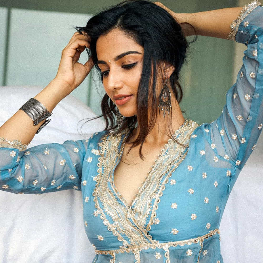 సోషల్ మీడియాలో మీనాక్షి చాలా యాక్టివ్ గా ఉంటుంది. రెగ్యులర్ గా తన బ్యూటీఫుల్ ఫోటోలను షేర్ చేస్తూ అభిమానులను ఆకట్టుకుంటూ ఉంటుంది. తాజాగా ఈ అమ్మడు కొన్ని ఫోటోలను పంచుకుంది. 