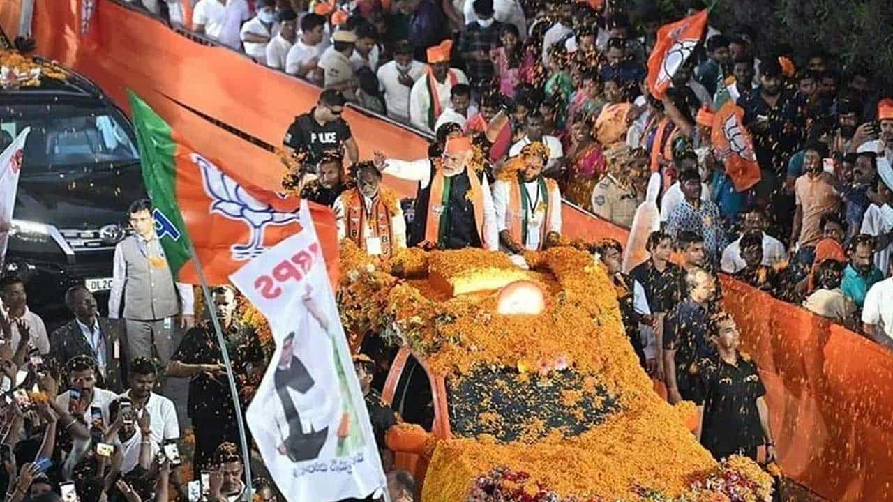 ఆర్టీసీ క్రాస్ రోడ్డులో మొదలైన మోదీ రోడ్‌ షో..నారాయణగూడ ఫ్లైఓవర్, వైఎంసీఏ చౌరస్తా మీదుగా కాచిగూడ చౌరస్తా వరకు దాదాపు మూడు కిలోమీటర్ల మేర ప్రధాని రోడ్ షో సాగింది. కాచిగూడలో వీర సావర్కర్ విగ్రహానికి పూల మాల వేసి నివాళులర్పించారు ప్రధాని మోదీ. 