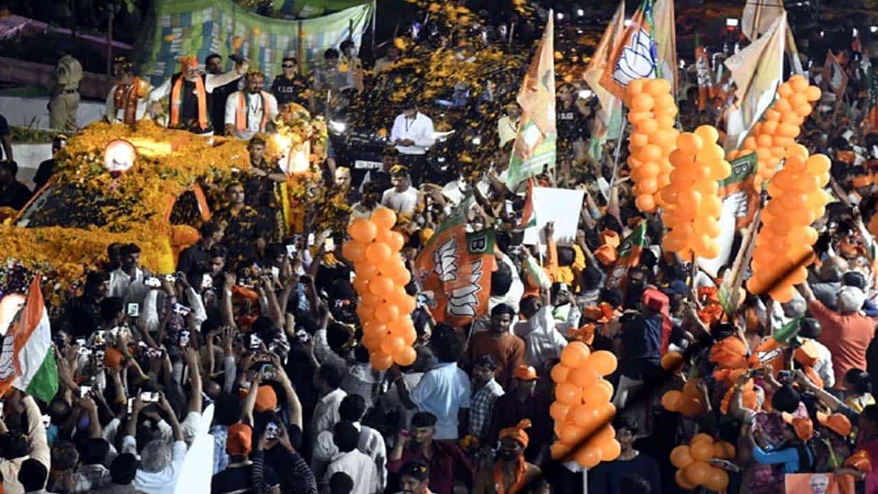 కేంద్ర బలగాలతో అత్యంత భద్రత నడుమ మధ్య మోదీ రోడ్ షో సాగింది. మహిళలు, చిన్నారులు సైతం పెద్ద సంఖ్యలో మోదీని చూసేందుకు రోడ్డు వెంట నిలబడి ఉన్నారు. 