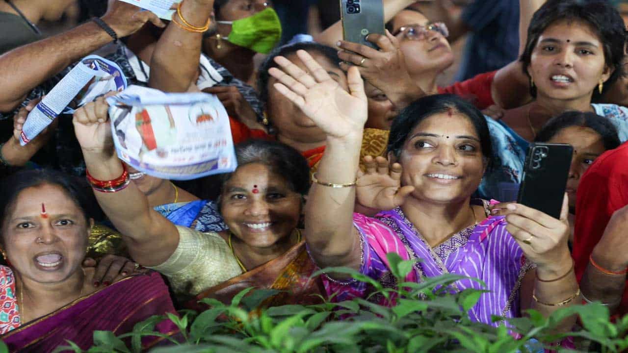 ప్రధాని మోదీ రోడ్ షోకు ప్రజల నుంచి భారీ స్పందన వచ్చింది.. మోదీ రోడ్‌షో సందర్భంగా ప్రజలు భారీ సంఖ్యలో తరలివచ్చారు. రోడ్డు కిరువైపు సందడి చేస్తూ కనిపించారు. ప్రజలకు అభివాదం చేస్తూ ప్రధాని ముందుకు సాగారు. 