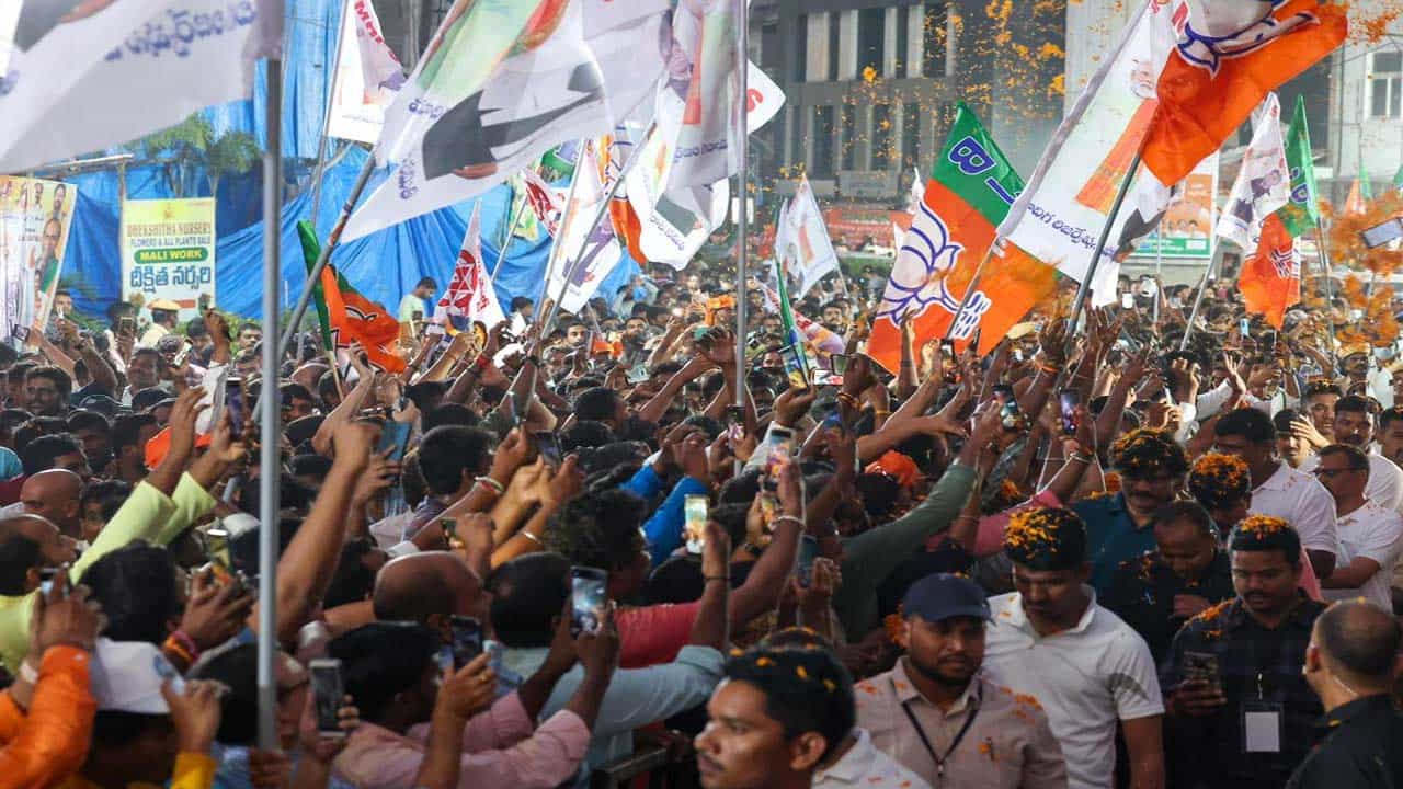 ప్రధాని మోదీ రోడ్‌షో సందర్భంగా హైదరాబాద్ నగరంలో భారీ ట్రాఫిక్ ఆంక్షలు విధించారు. ముఖ్యంగా రోడ్ షో జరుగుతున్న మార్గంలో పూర్తిస్థాయిలో ట్రాఫిక్ నిలిపివేశారు.  మెట్రో స్టేషన్లను సైతం మూసివేశారు.