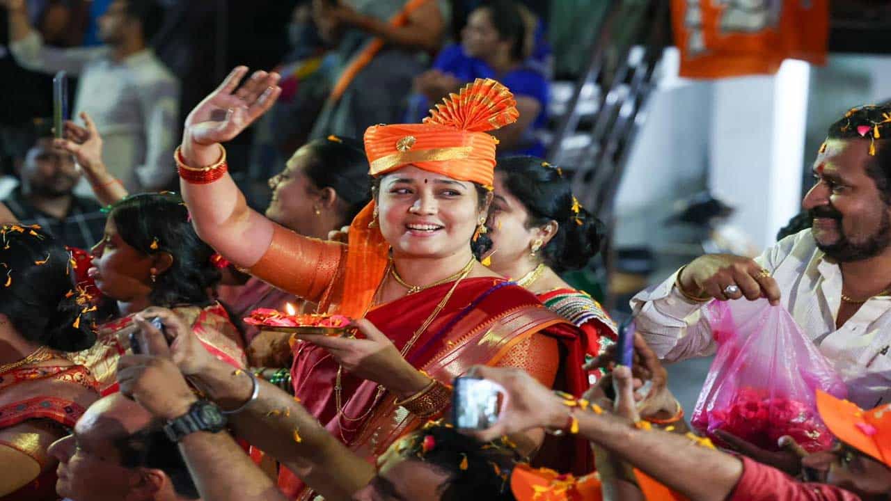 రోడ్‌షో సాగినంత దూరం మోదీపై పూలవర్షం కురిపించారు అభిమానులు.. డప్పులు, డ్యాన్సులతో ఘనంగా స్వాగతం పలికారు బీజేపీ శ్రేణులు. రోడ్‌షో సాగిన ఆర్టీసీ క్రాస్ రోడ్డు మొదలు..కాచిగూడ వరకు రోడ్డు వెంట దాదాపు మూడు కిలోమీటర్ల మేర పిల్లలు, పెద్దలు సహా ప్రజలు ఇసుకెస్తే రాలంతగా బారులు తీరి నిల్చున్నారు.