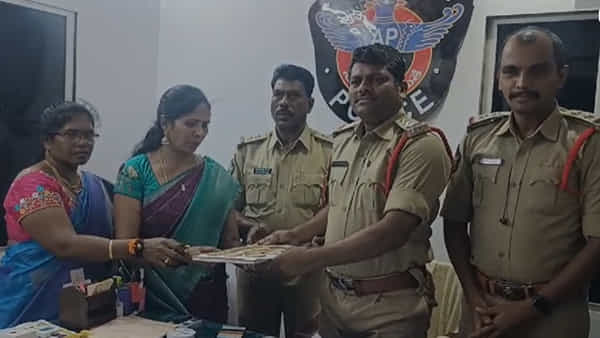 Andhra Pradesh: ఆటోలో లక్షల విలువజేసే నగలతో బ్యాగ్ మరచిపోయిన వృద్ధురాలు.. 24 గంటల్లో కేసు చేధించిన పోలీసులు