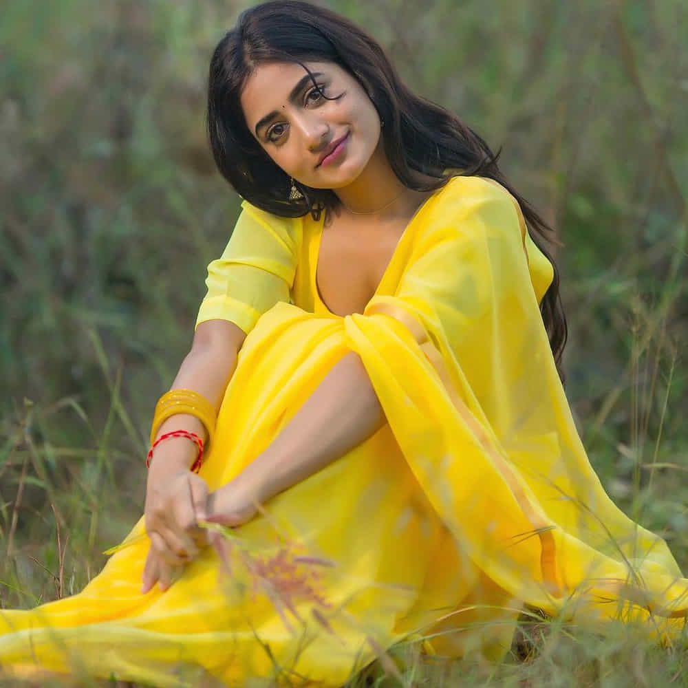 తాజాగా ఎల్లో శారీలో అచ్చం ముద్దబంతి పువ్వులా మెరిసిపోయింది నయని. ప్రస్తుతం ఈ బ్యూటీ ఫోటోస్ నెట్టింట తెగ వైరలవుతున్నాయి.