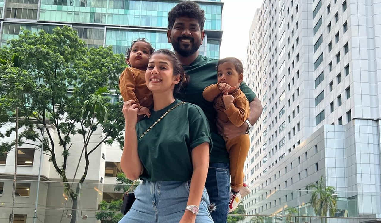 నయనతార పుట్టినరోజును పురస్కరించుకుని సోషల్ మీడియాలో ప్రత్యేకంగా శుభాకాంక్షలు చెప్పారు ఆమె భర్త విఘ్నేష్ శివన్. భార్యా పిల్లలతో తీసుకున్న ఓ ఫొటోను ఆయన అభిమానులతో పంచుకున్నారు. పెళ్లయ్యాక, తల్లయ్యాక నయనతారలో చాలా మార్పు వచ్చిందని అంటున్నారు నెటిజన్లు.