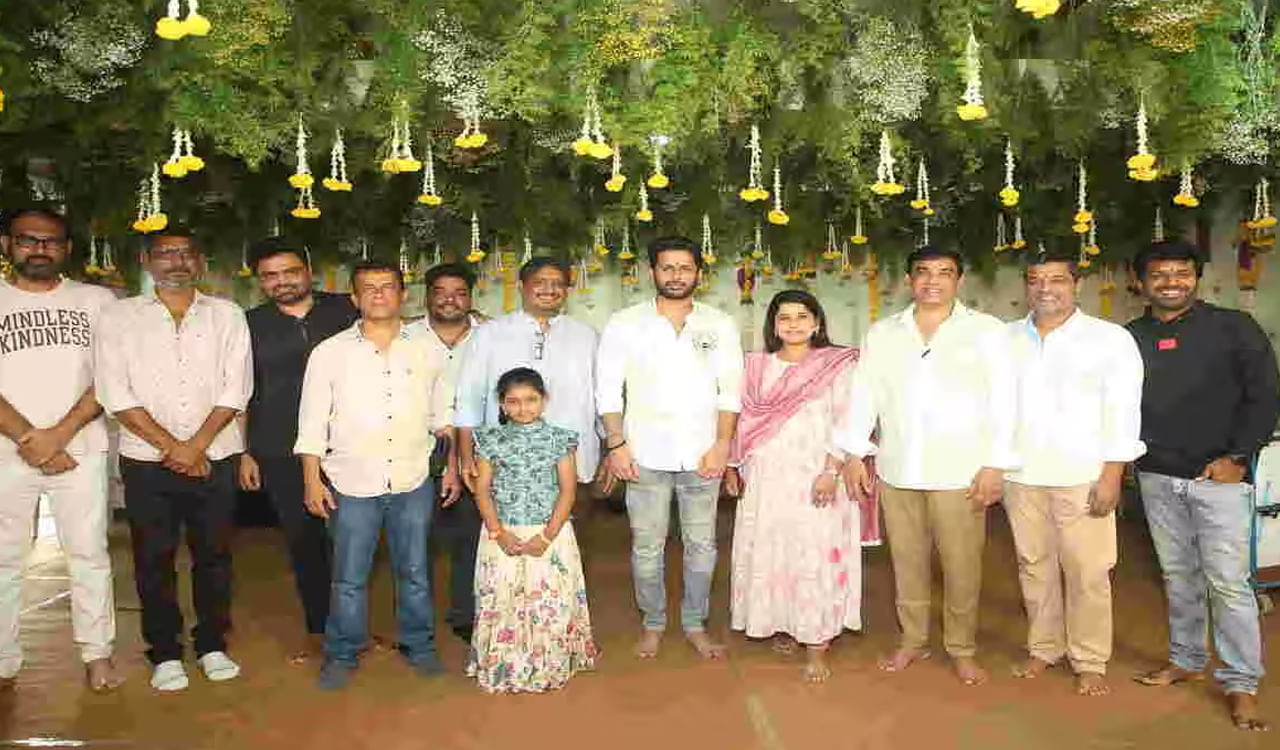 దీనికి తమ్ముడు అనే టైటిల్ పెట్టడంతో పవన్ కళ్యాణ్ అభిమానులు మరింత ఖుషి అవుతున్నారు. ఎందుకంటే పవన్ అభిమానుల్లో అందరికంటే ముందు వచ్చే ఫ్యాన్ నితిన్. తన ప్రతి సినిమాలో కచ్చితంగా పవన్ కళ్యాణ్ రిఫరెన్స్ ఉండేలా చూసుకుంటాడు ఈ హీరో. ఇప్పుడు ఏకంగా ఆయన టైటిల్ తోనే వస్తున్నాడు. దానికి తోడు తమ్ముడు సినిమాలోని ఒక పాటను ఇందులో రీమిక్స్ చేస్తున్నట్టు తెలుస్తోంది. వకీల్ సాబ్ తర్వాత వేణును ఏ హీరో కూడా పట్టించుకోలేదు.. దానికి కారణం అది రీమేక్ కావడం.