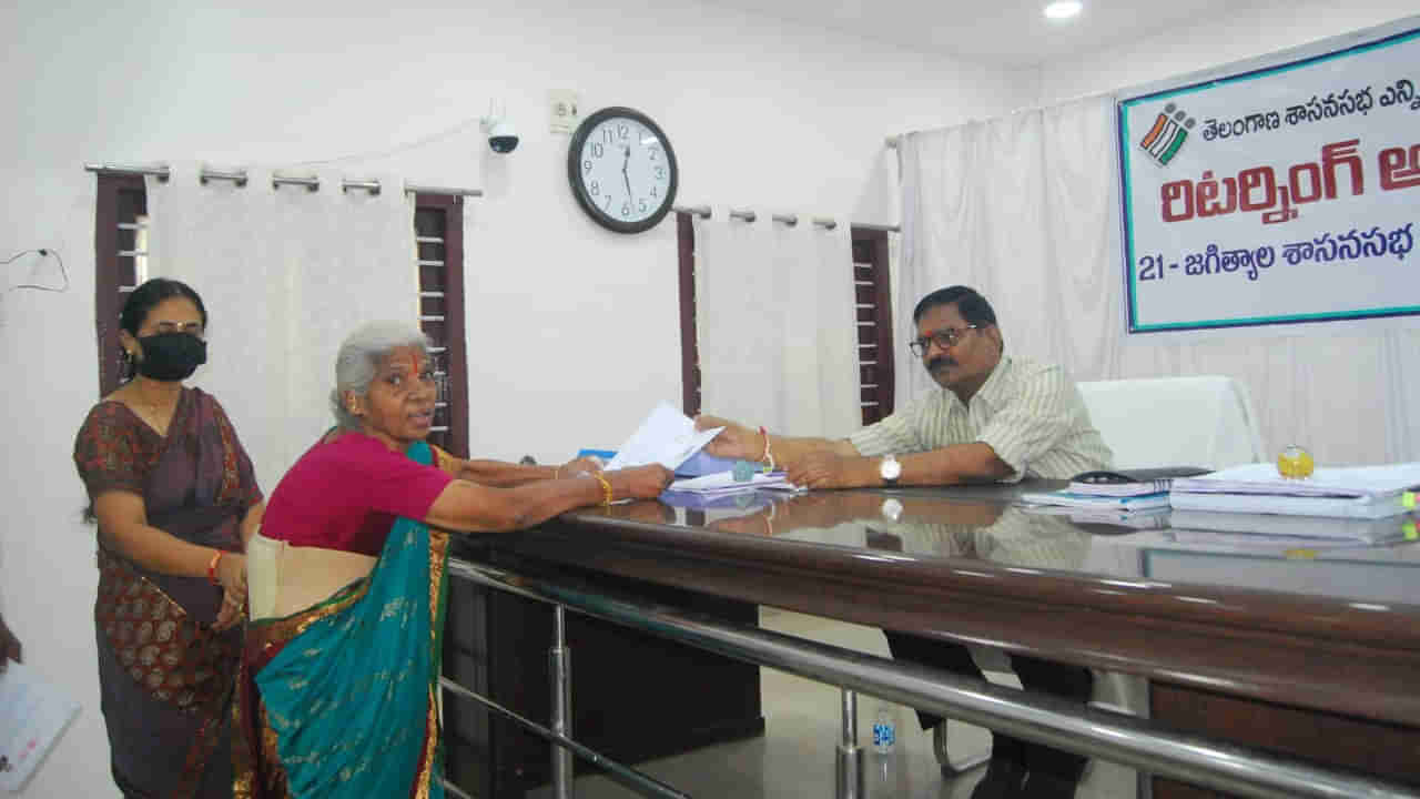 Telangana Election: 82 ఏళ్ళ వయస్సులో నామినేషన్ వేసిన వృద్ధురాలు.. కారణం తెలిసి అధికారుల షాక్!
