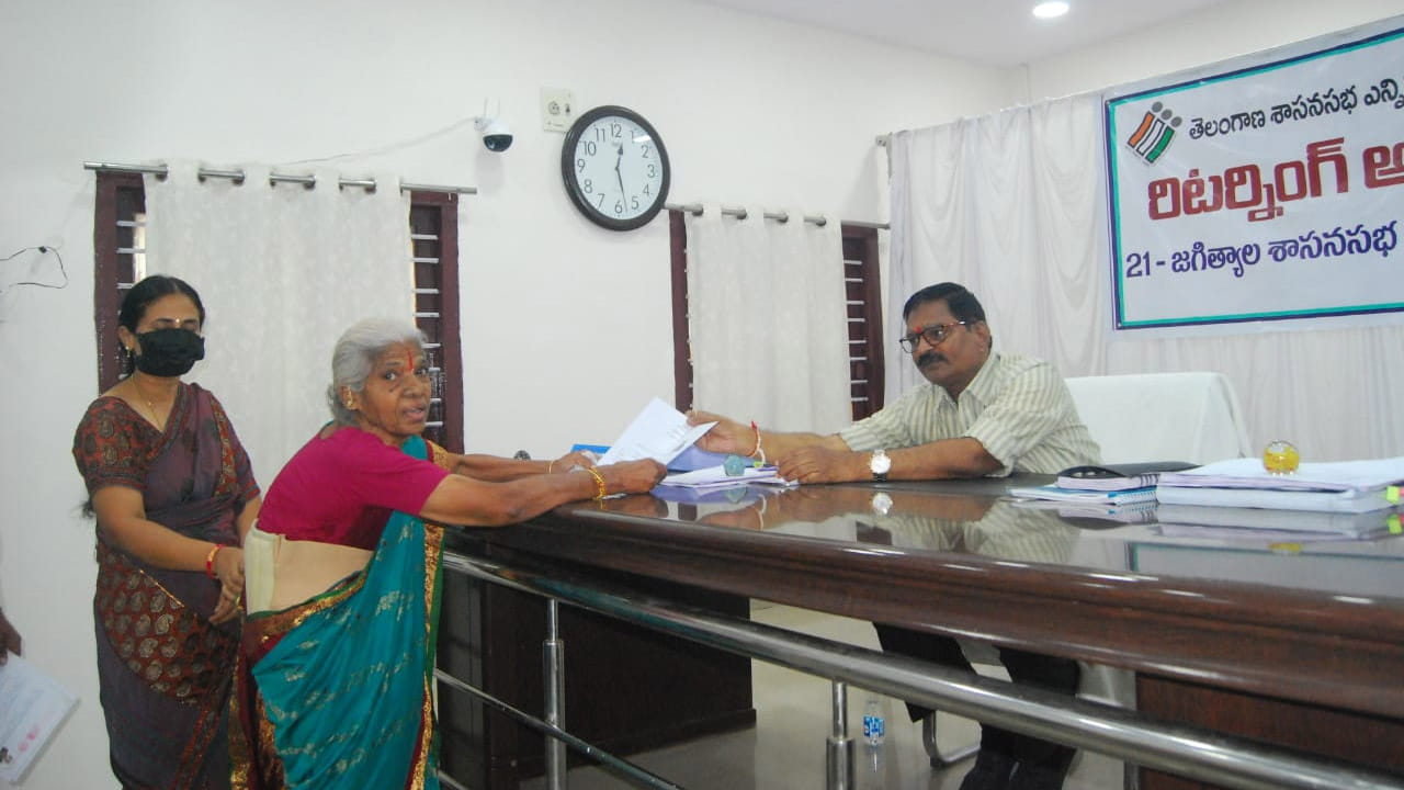 Telangana Election: 82 ఏళ్ళ వయస్సులో నామినేషన్ వేసిన వృద్ధురాలు.. కారణం తెలిసి అధికారుల షాక్!