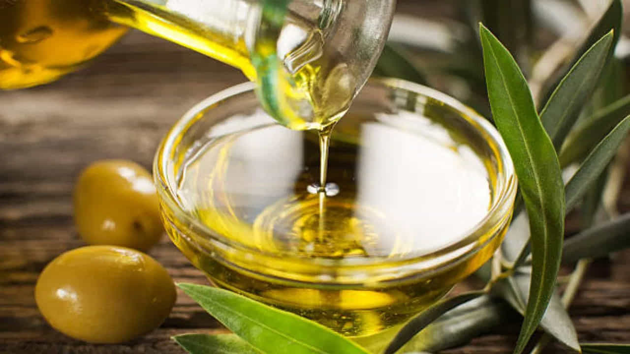 Olive Oil - ఆలివ్ ఆయిల్లో మొక్కల ఆధారిత కొవ్వు ఉంటుంది. ఇది ఆరోగ్యకరమైన.. మోనోఅన్శాచురేటెడ్ కొవ్వులతో నిండి ఉంటుంది. అయితే దీనిలో ఎక్స్ట్రా వర్జిన్ ఆలివ్ ఆయిల్ తక్కువ ప్రాసెస్ రకం కలిగి ఉంటుంది. . దీనిలో గుండెకు మేలు చేసే కొవ్వులు, యాంటీ ఆక్సిడెంట్లు ఎక్కువగా ఉంటాయి. అయితే వీటిని వంటల్లో కాకుండా సలాడ్స్లో కలిపి తీసుకుంటే మరింత మంచిదని నిపుణులు సూచిస్తన్నారు.