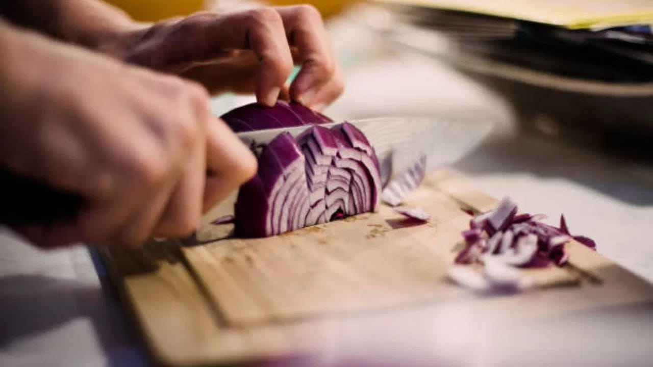 కూరగాయలను కట్ చేసి గాలి చొరబడని డబ్బాలో లేదా జిప్లాక్ బ్యాగ్లో వేసి ఫ్రిజ్లో ఉంచి మరుసటి రోజు వంట చేసుకోవచ్చు. అయితే పచ్చి ఉల్లిపాయలను మాత్రం ఎట్టిపరిస్థితుల్లోనూ ఫ్రిజ్లో నిల్వ చేయకూడదు.