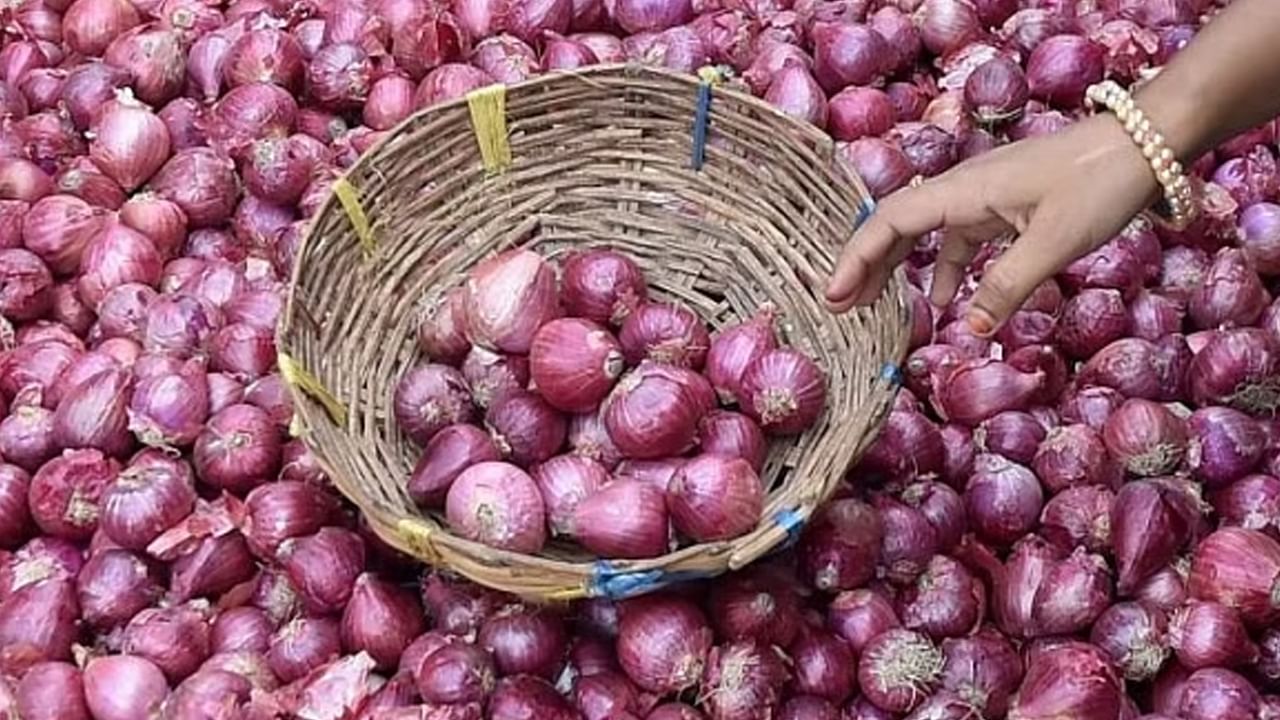 Onion Price: తగ్గిన దిగుబడి.. పెరిగిన ఉల్లి ధర.. కట్ చేయకుండానే కన్నీరు పెట్టిస్తోందిగా..