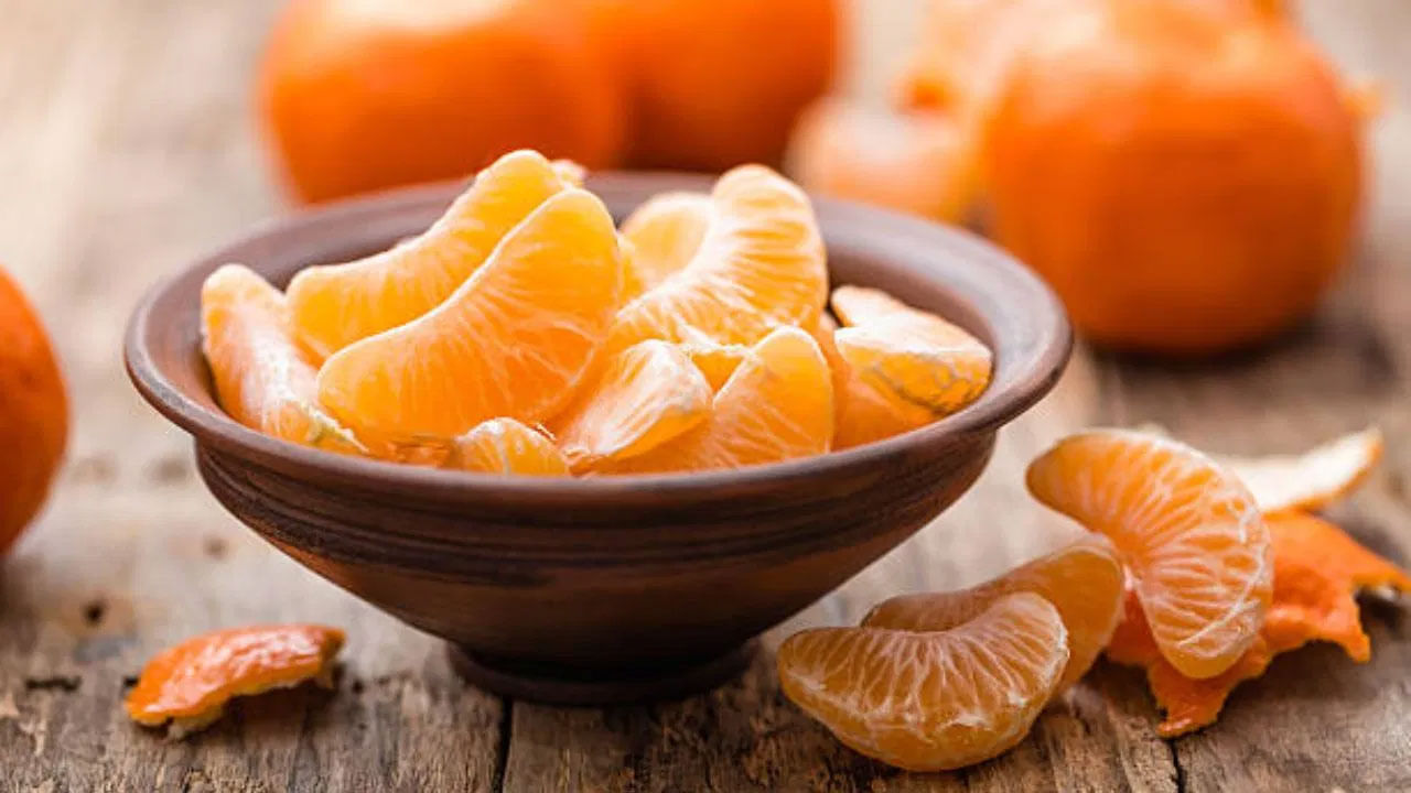 Oranges - నారింజలో గ్లైసెమిక్ ఇండెక్స్ తక్కువగా ఉంటుంది. అవి పొటాషియం మరియు ఫోలేట్‌తో సహా పోషకాలను కలిగి ఉంటాయి. ఇది రక్తపోటు నియంత్రణలో సహాయపడుతుంది.
