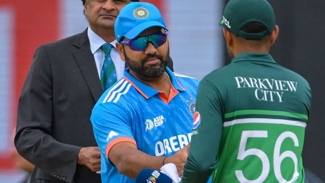 తటస్థ వేదిక కింద, పాకిస్థాన్ జట్టు తమ దేశంలోని ఇతర జట్లతో మ్యాచ్లు ఆడవచ్చు. కానీ, అది భారత జట్టుతో ఆడాలంటే మాత్రం, మ్యాచ్ వేరే దేశంలో ఆడాల్సి ఉంటుంది. ఇటీవల ఆసియా కప్ 2023లో ఇది కనిపించింది. శ్రీలంకలో భారత్, పాకిస్థాన్ మధ్య మ్యాచ్ జరిగింది. కాగా, పాకిస్థాన్ జట్టు స్వదేశంలో ఇతర జట్లతో తలపడింది.