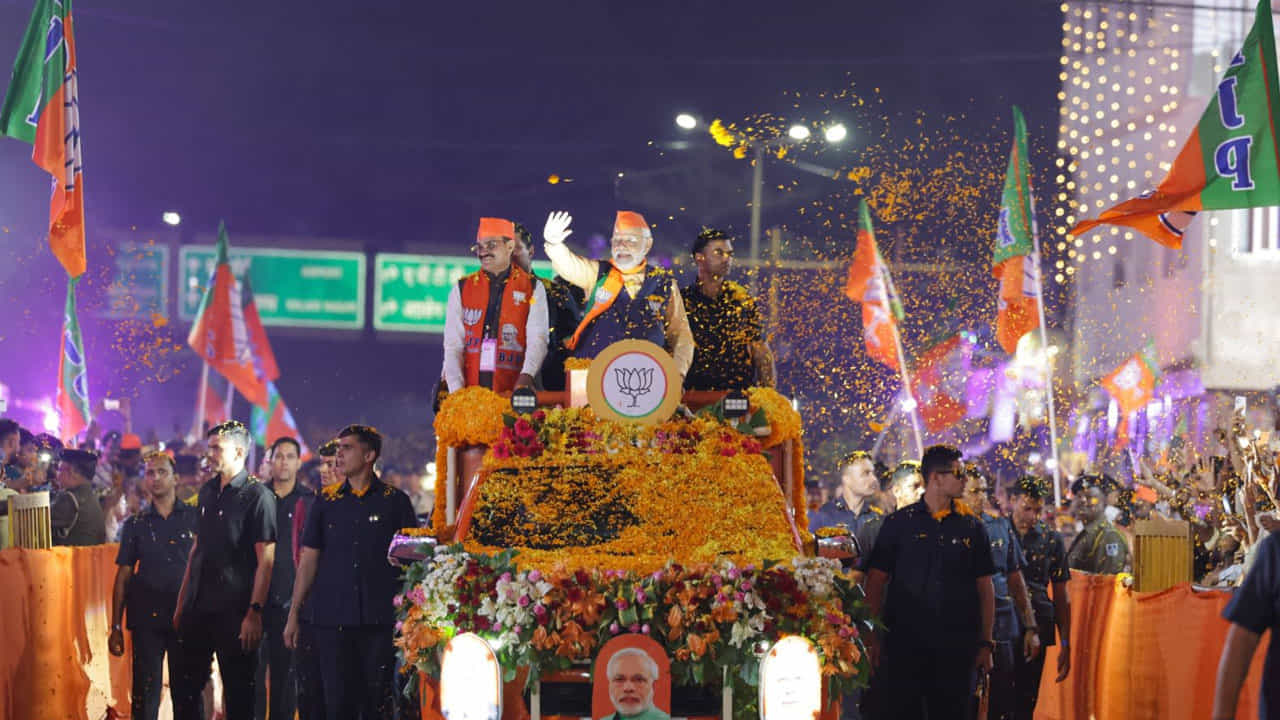 ఈ సందర్భంగా ప్రధాని మోదీ రాహుల్‌గాంధీ వ్యాఖ్యలకు గట్టి కౌంటర్‌ ఇచ్చారు. మధ్యప్రదేశ్‌ ఎన్నికల్లో కాంగ్రెస్‌ తుఫాన్‌ వస్తుందనీ, 150 సీట్లు సాధించడం ఖాయమని ఆ పార్టీ అగ్రనేత రాహుల్‌గాంధీ పేర్కొనడంపై విమర్శలు గుప్పించారు. కాంగ్రెస్‌ పార్టీ తన కుటుంబం కోసమే పనిచేస్తుందనీ, ప్రజల కుటుంబాల గురించి పట్టించుకోదంటూ ప్రధాని మోదీ విమర్శించారు. 