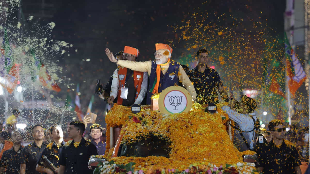 ఈ సందర్భంగా ఇండోర్‌లో ప్రధాని మోదీకి అపూర్వ స్వాగతం లభించింది. స్థానికులు మోదీపై పూలవర్షం కురిపించారు. కిలోమీటర్ల మేర మోదీ రోడ్‌షో సాగింది. స్థానికులు మోదీ మోదీ.. అంటూ నినాదాలు చేస్తూ ప్రధానికి స్వాగతం పలికారు.