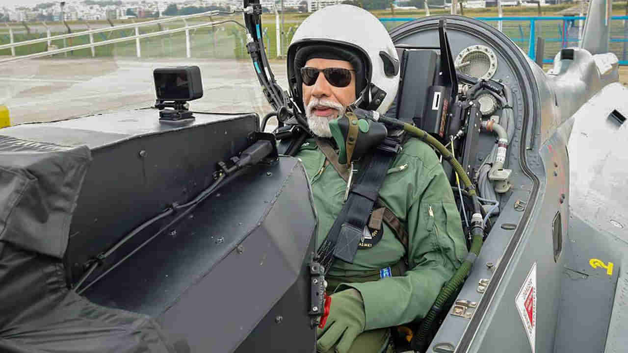 PM Modi in Tejas Jet : యుద్ద సైనికుడిగా స్టైలిష్ లుక్లో ప్రధాని మోదీ.. వీడియో చూస్తే షాక్ అవ్వాల్సిందే