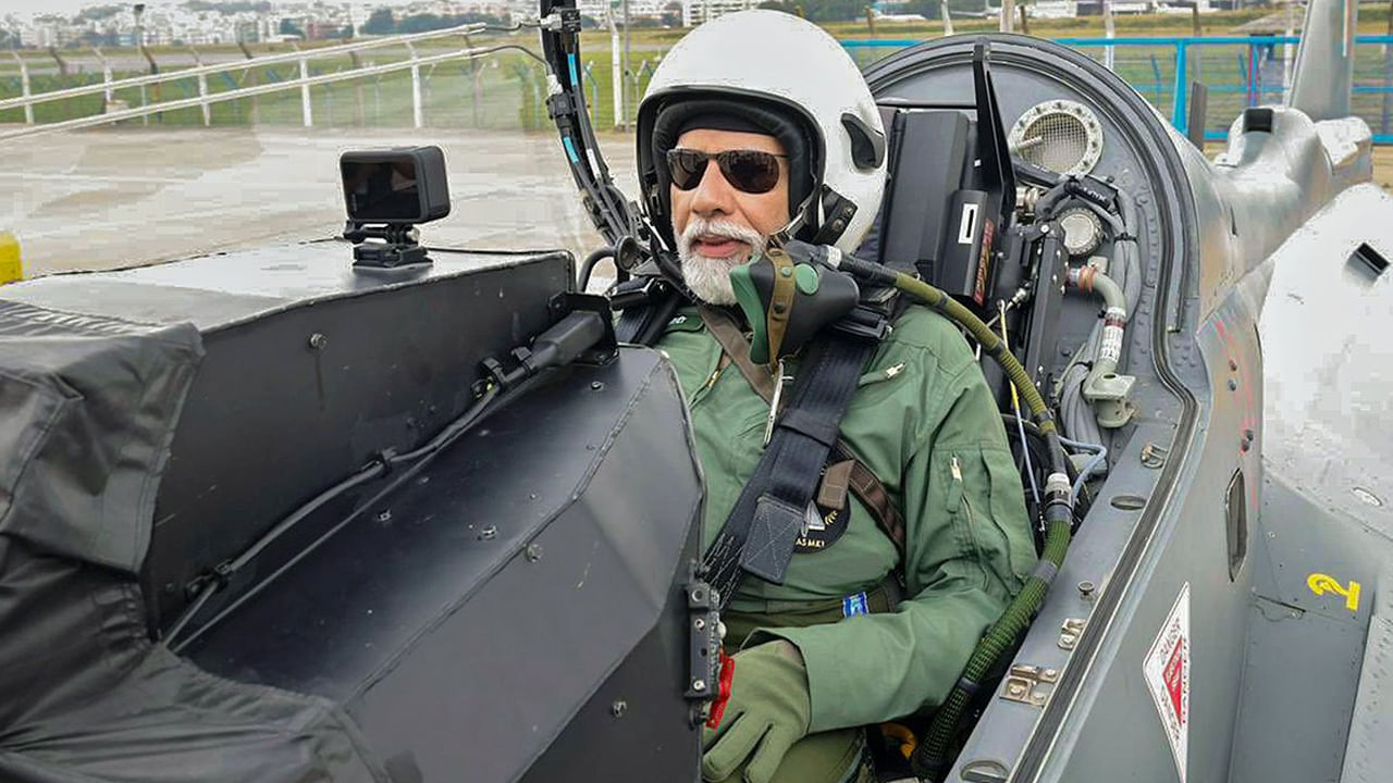 PM Modi in Tejas Jet : యుద్ద సైనికుడిగా స్టైలిష్ లుక్‌లో ప్రధాని మోదీ.. వీడియో చూస్తే షాక్ అవ్వాల్సిందే