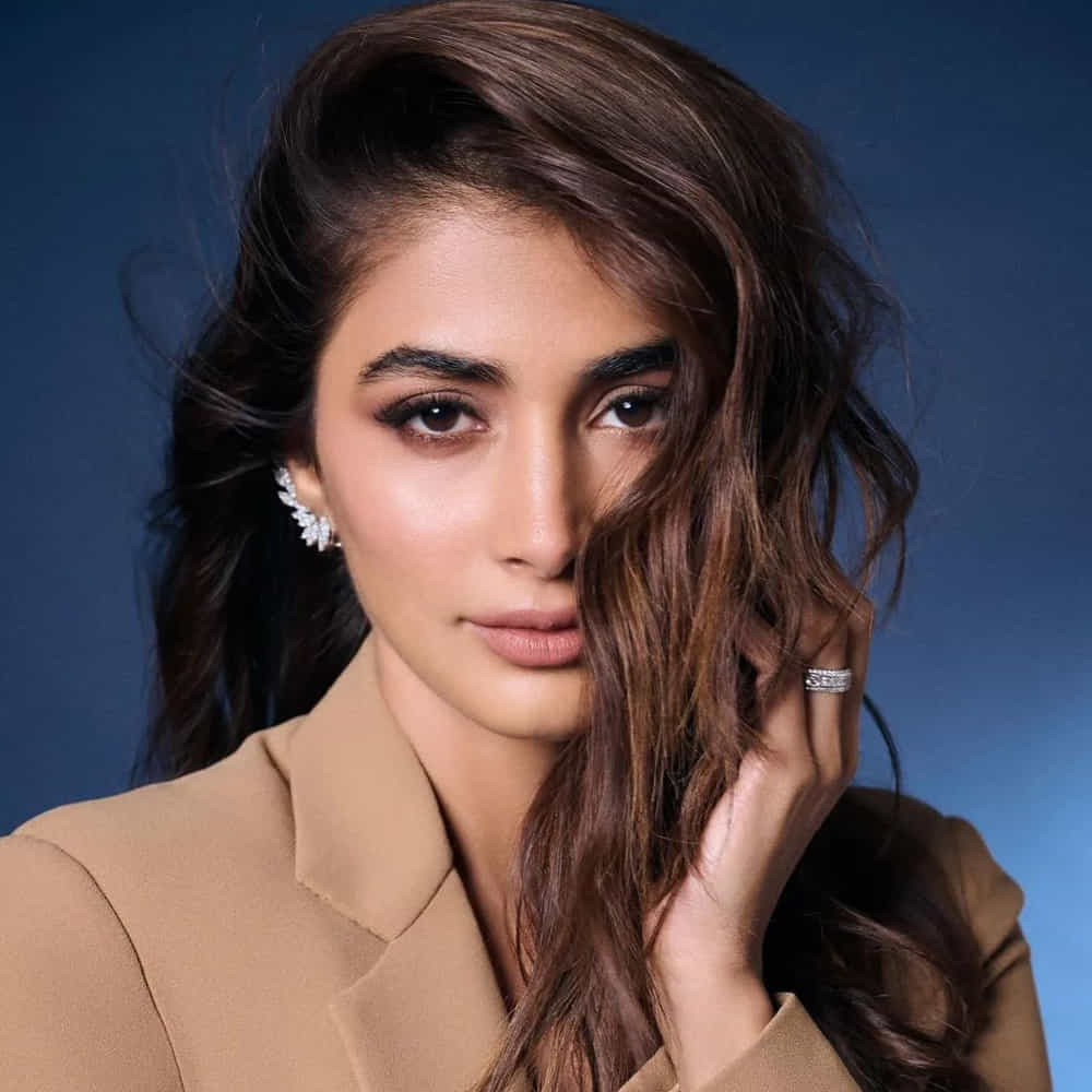 కానీ షూటింగ్ మొదలవ్వడానికి ఇంకా టైమ్ పడుతుంది. బాలీవుడ్లో షాహిద్ కపూర్ హీరోగా నటిస్తున్న కోయి షక్తో పాటు రణ్వీర్ సింగ్ కొత్త సినిమాలోనూ పూజా హెగ్డే పేరు పరిశీలిస్తున్నారు. గతంలో సర్కస్ సినిమాలో ఈ ఇద్దరూ కలిసి నటించారు.
