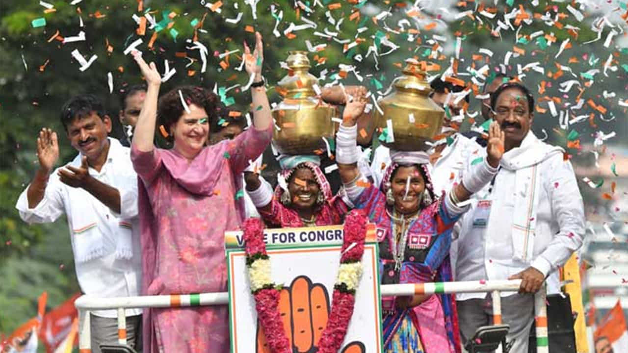 ప్రచార రథంపైకి ఎక్కిన ప్రియాంకా గాంధీ లంబాడీ మహిళలతో కలిసి నృత్య చేశారు. ప్రియాంక డ్యాన్స్ చూసిన అభిమానులు కేరింతలు కొడుతూ, రంగురంగుల కాగితాలు గాల్లో ఎగిరేస్తూ ఆనందంలో తేలిపోయారు. ఈ రోడ్ షోతో ప్రతి ఒక్క కాంగ్రెస్ కార్యకర్తలో సరికొత్త జోష్ నింపారు ప్రియాంక.