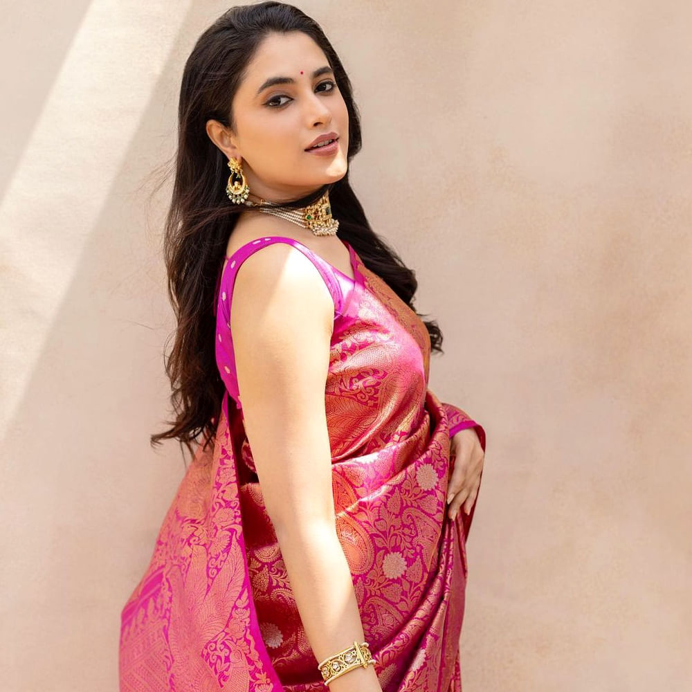 తమిళ్ లో ఈ భామకు మంచి అవకాశాలు వచ్చాయి. అక్కడ శివ కార్తికేయన్ తో కలిసి రెండు సినిమాలు చేసింది. ఆ రెండు సినిమాలు మంచి హిట్స్ గా నిలిచాయి.